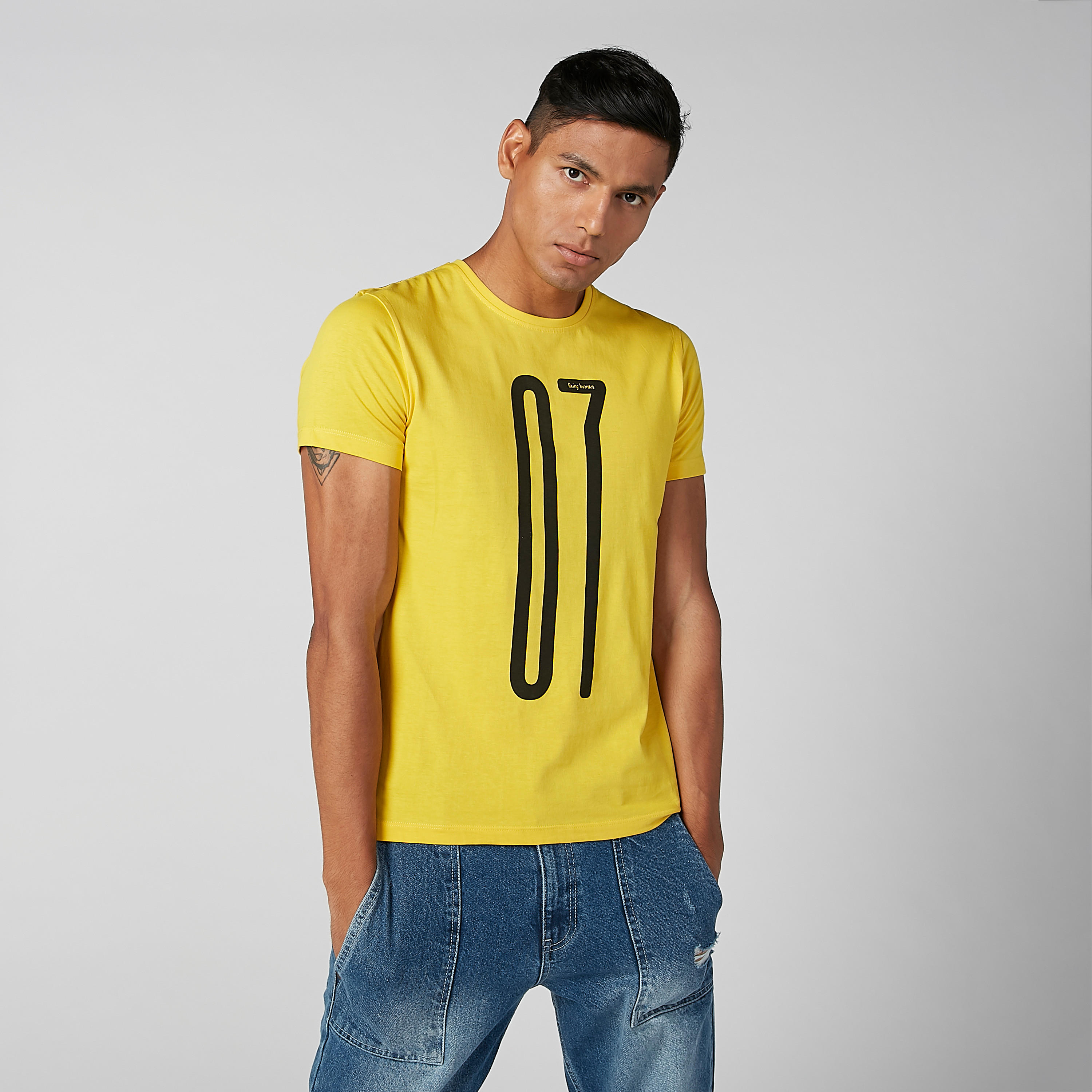 تيشيرت بياقة ضيّقة وأكمام قصيرة وطبعات بيينج هيومان-men-clothing-tshirtsandpolos-tshirts-image-1