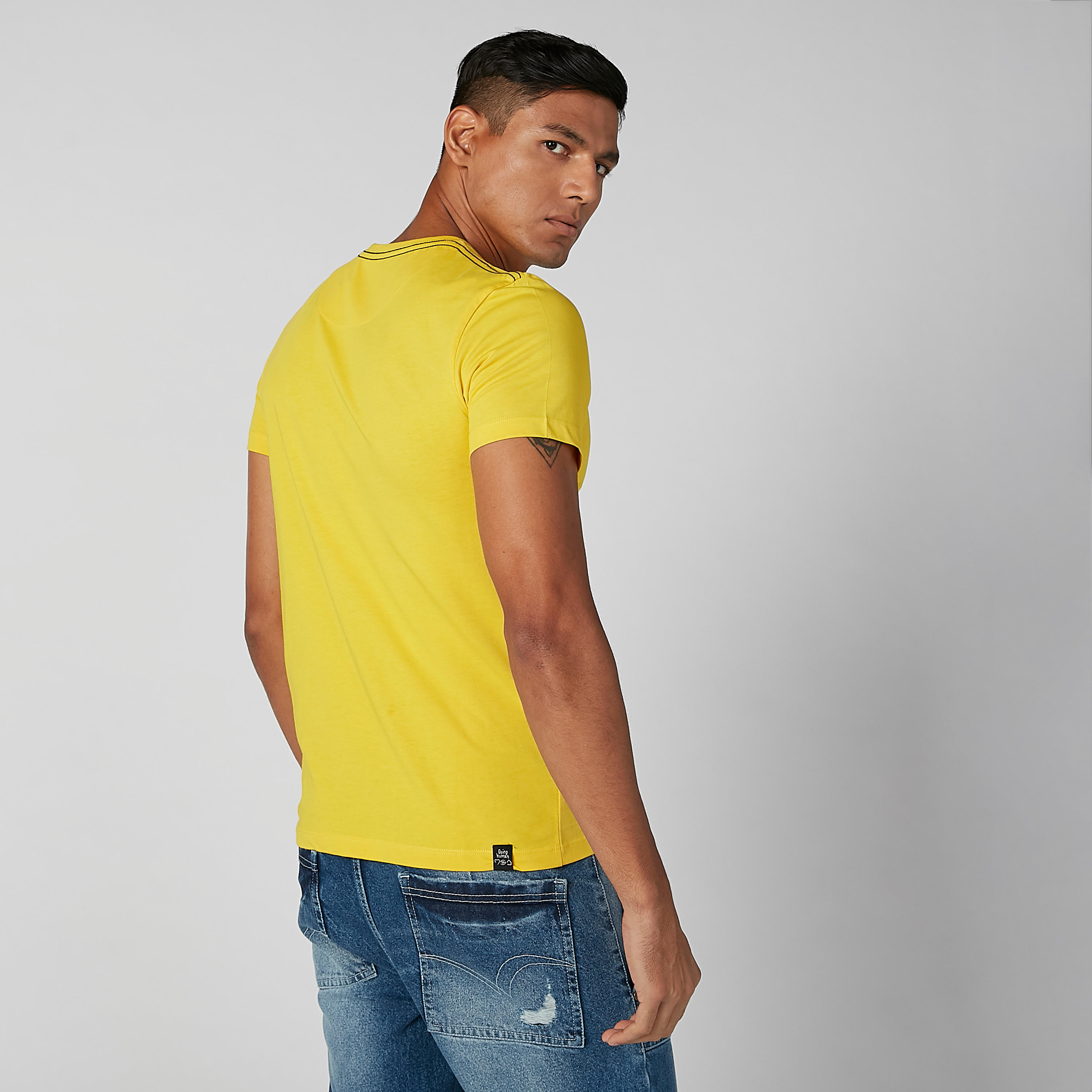 تيشيرت بياقة ضيّقة وأكمام قصيرة وطبعات بيينج هيومان-men-clothing-tshirtsandpolos-tshirts-image-3