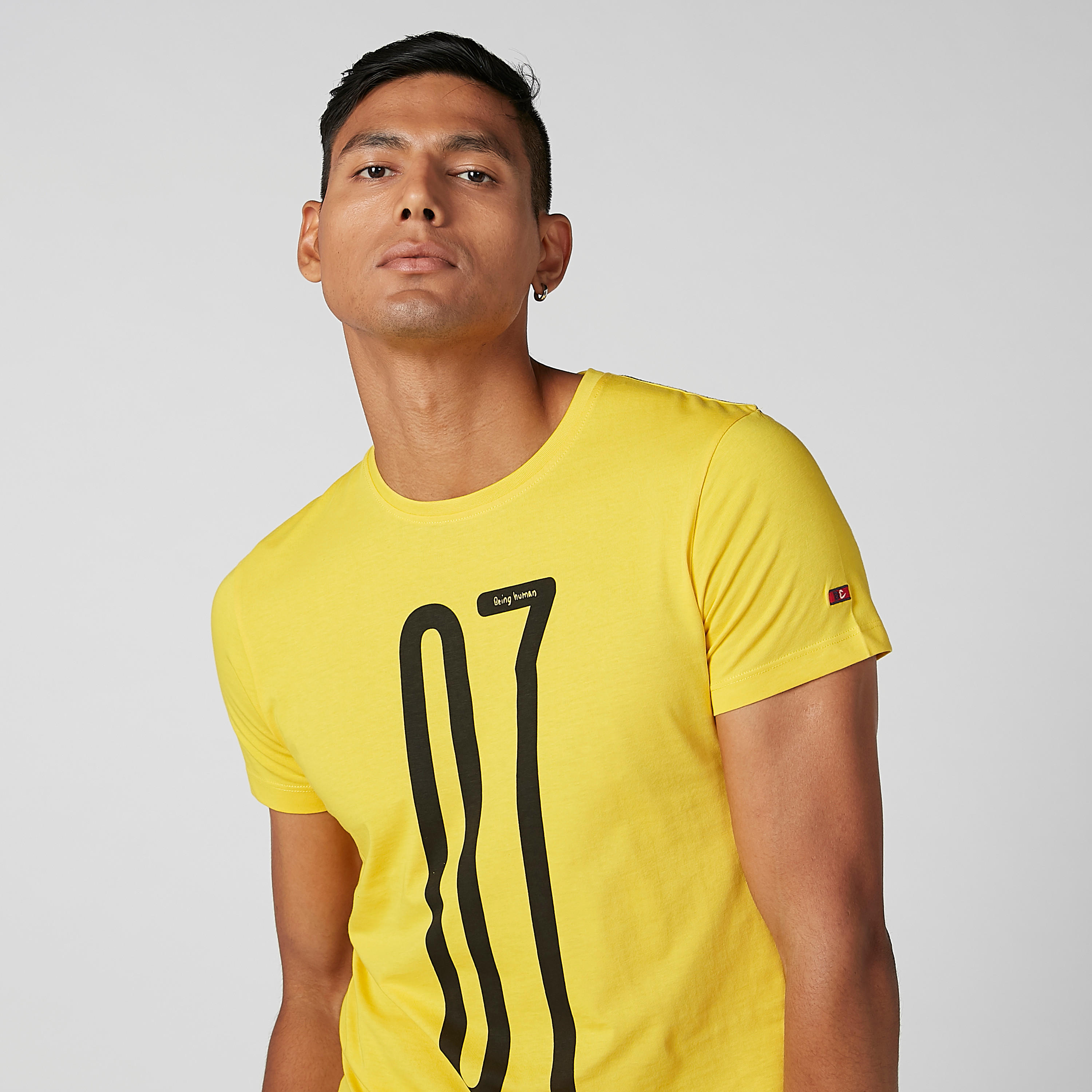 تيشيرت بياقة ضيّقة وأكمام قصيرة وطبعات بيينج هيومان-men-clothing-tshirtsandpolos-tshirts-image-4