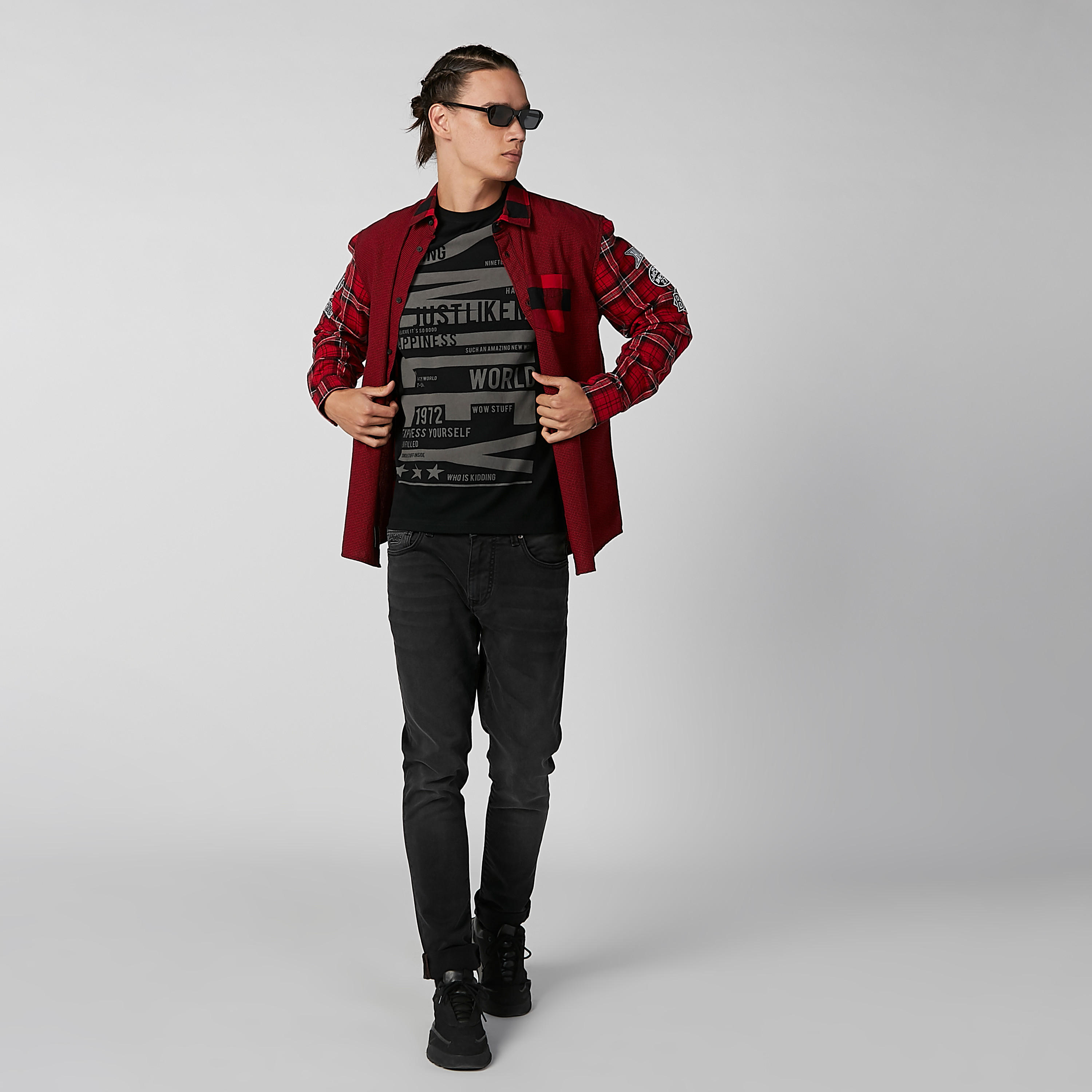 قميص كاروهات بأكمام طويلة وجيب على الصدر من بيينج هيومان-men-clothing-shirts-image-2