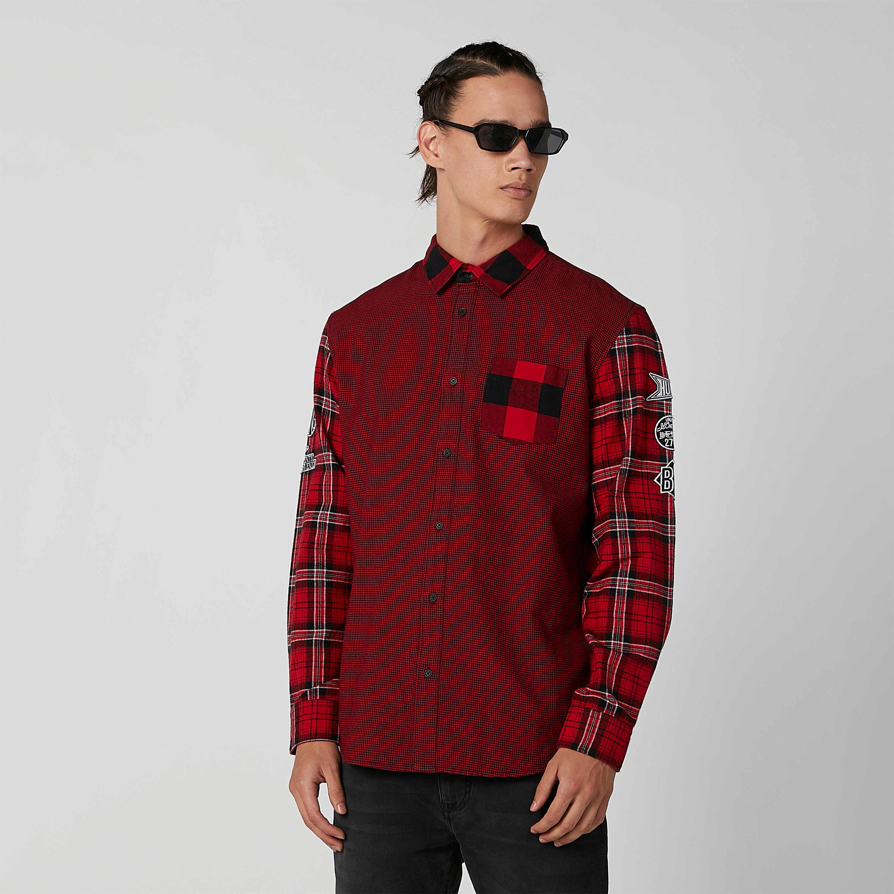 قميص كاروهات بأكمام طويلة وجيب على الصدر من بيينج هيومان-men-clothing-shirts-image-1