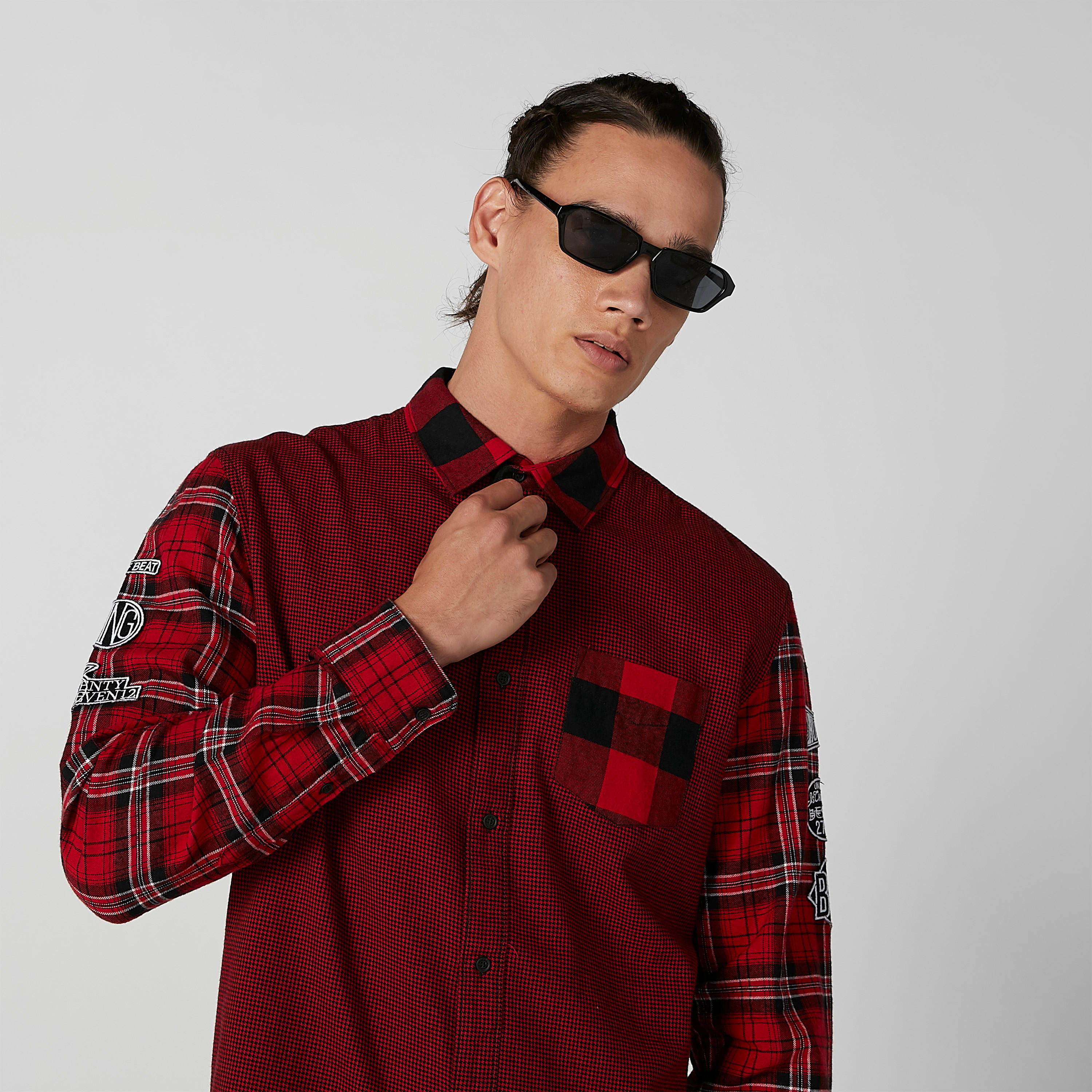 قميص كاروهات بأكمام طويلة وجيب على الصدر من بيينج هيومان-men-clothing-shirts-image-3