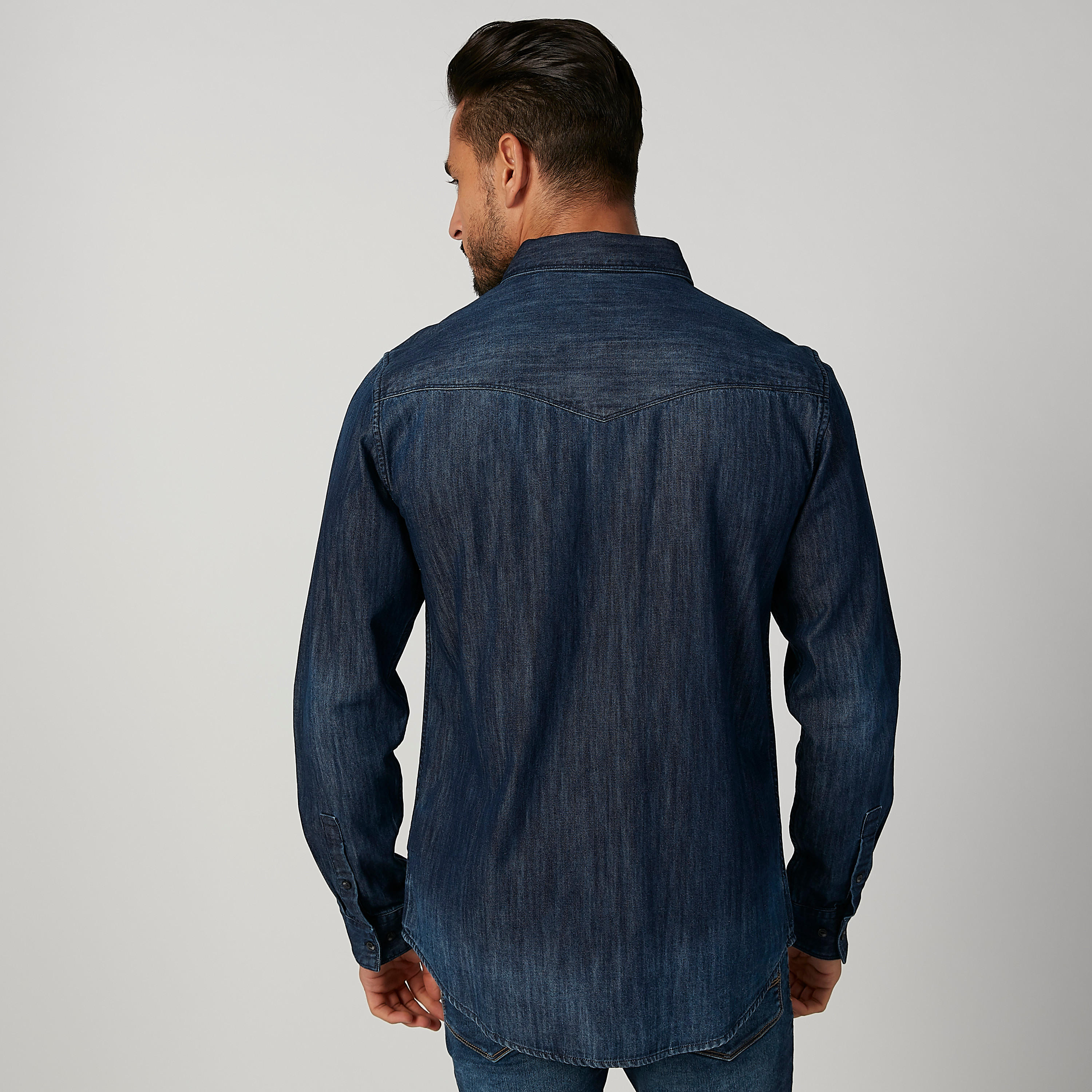 قميص جينز بأكمام طويلة وجيوب بطيّة من بيينج هيومان-men-clothing-shirts-image-2