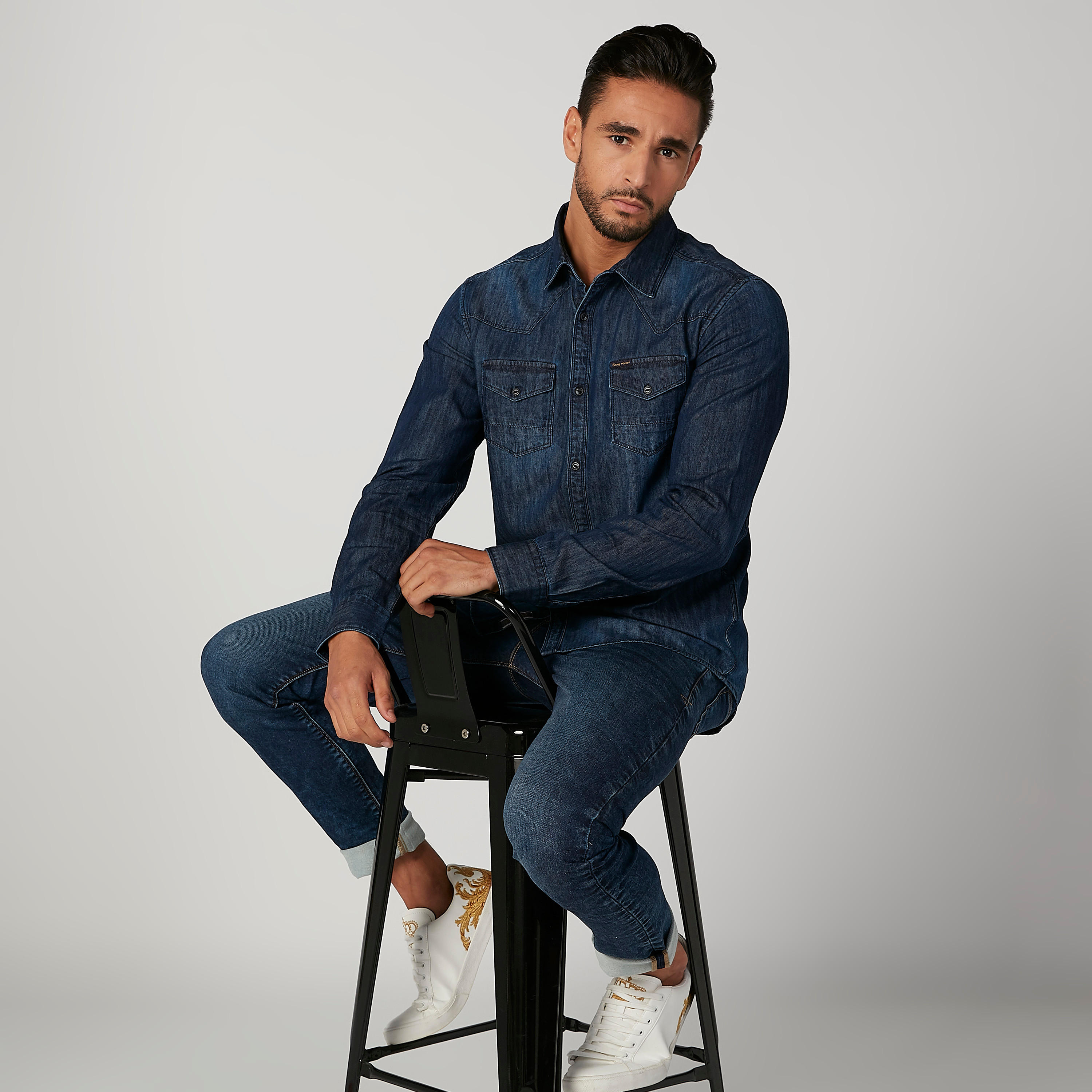 قميص جينز بأكمام طويلة وجيوب بطيّة من بيينج هيومان-men-clothing-shirts-image-3