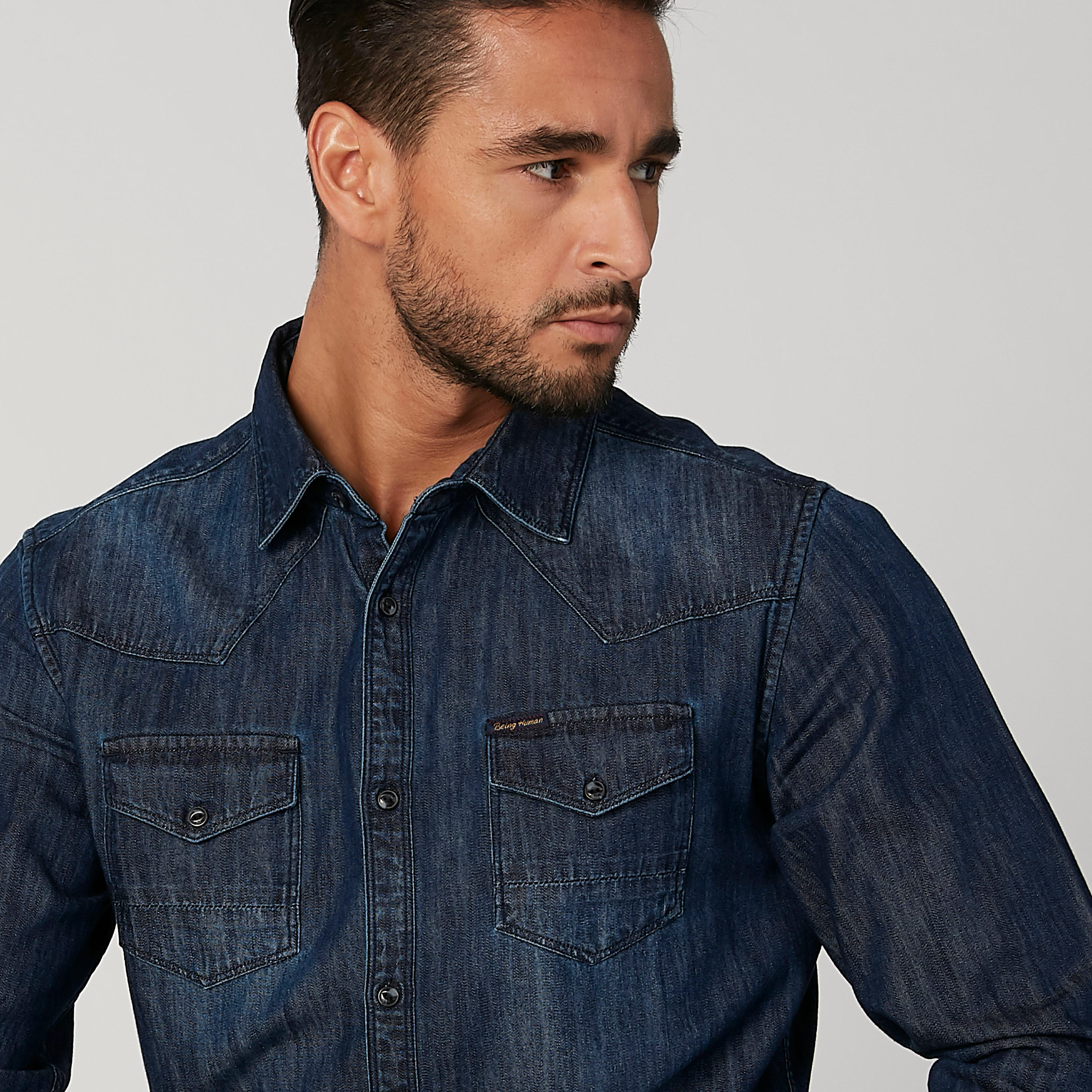 قميص جينز بأكمام طويلة وجيوب بطيّة من بيينج هيومان-men-clothing-shirts-image-4