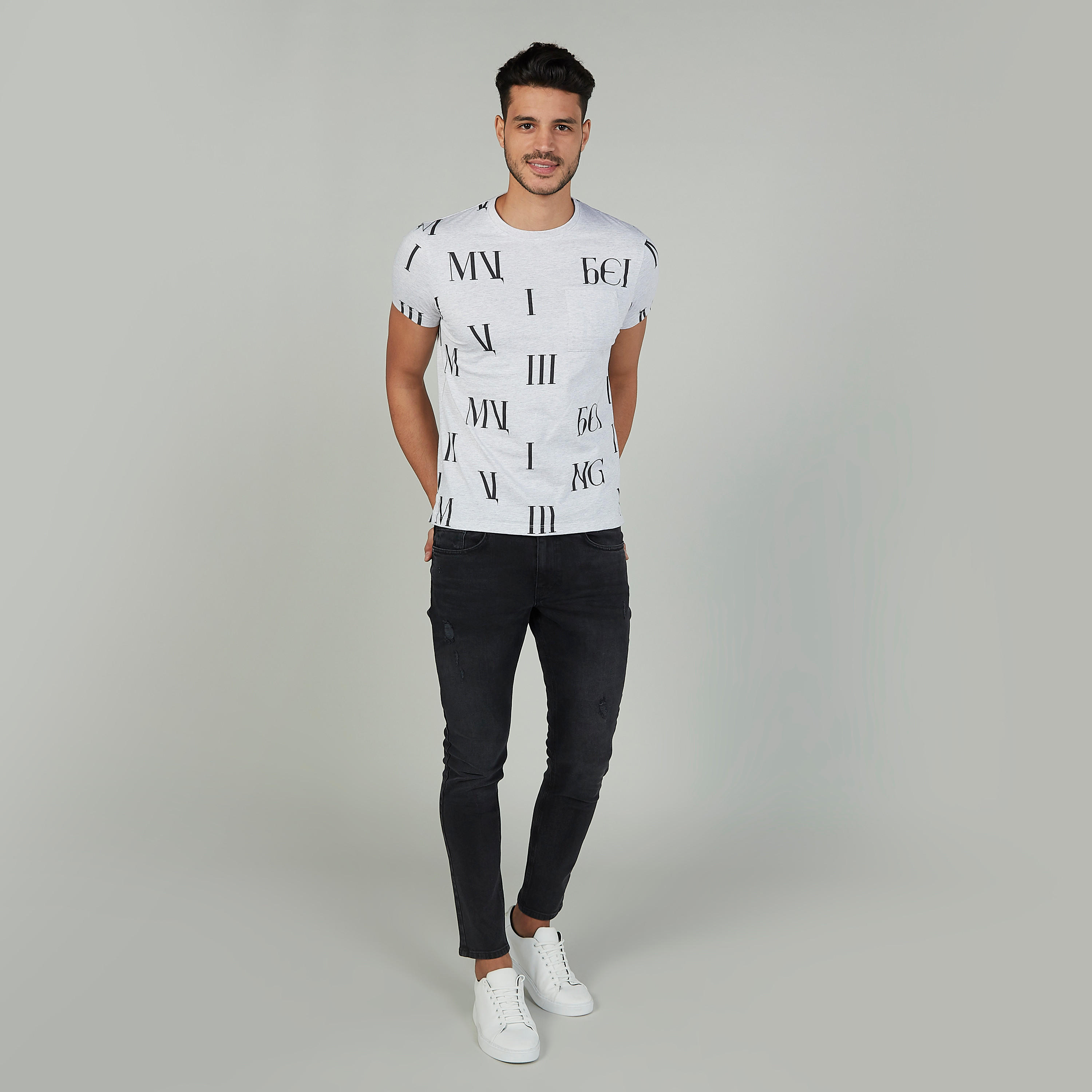 تيشيرت بياقة ضيّقة وأكمام قصيرة وطبعات بيينج هيومان-men-clothing-tshirtsandpolos-tshirts-image-2