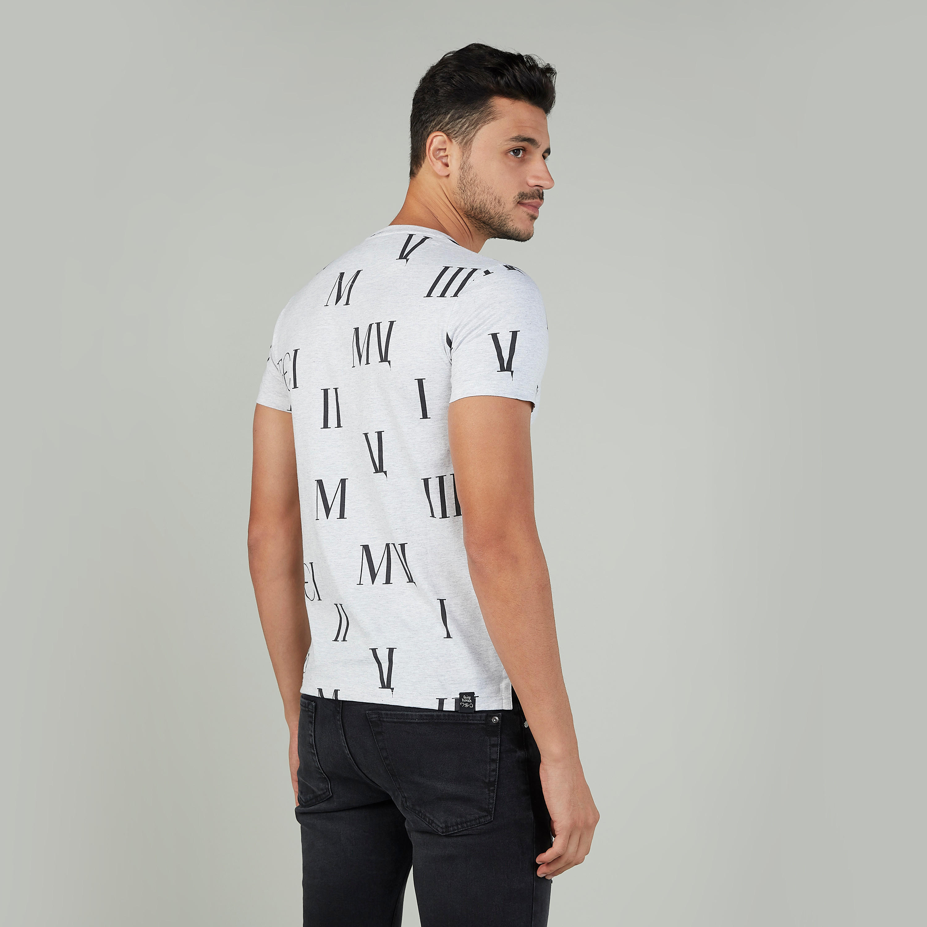 تيشيرت بياقة ضيّقة وأكمام قصيرة وطبعات بيينج هيومان-men-clothing-tshirtsandpolos-tshirts-image-4
