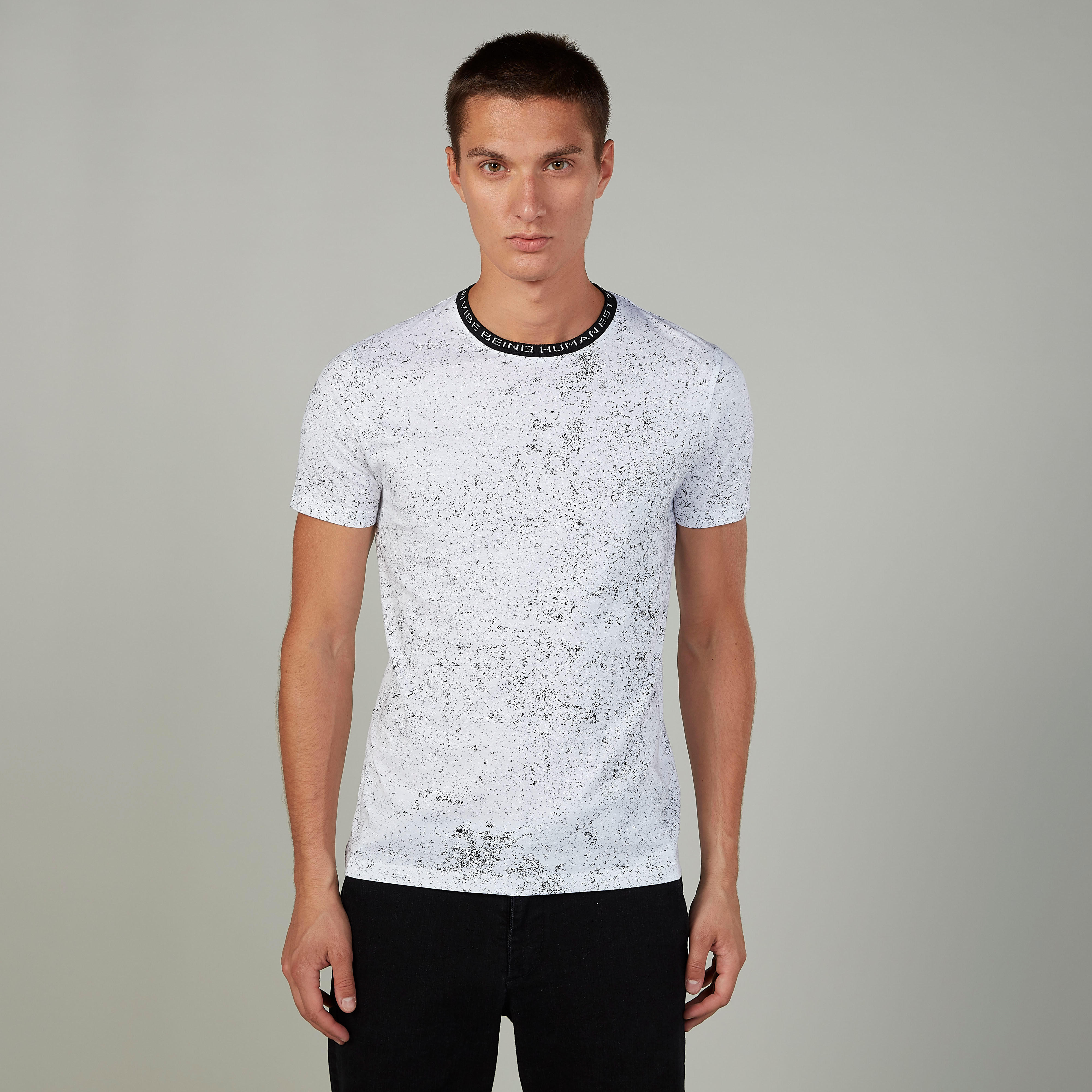 تيشيرت بياقة ضيّقة وأكمام قصيرة وطبعات بيينج هيومان-men-clothing-tshirtsandpolos-tshirts-image-1