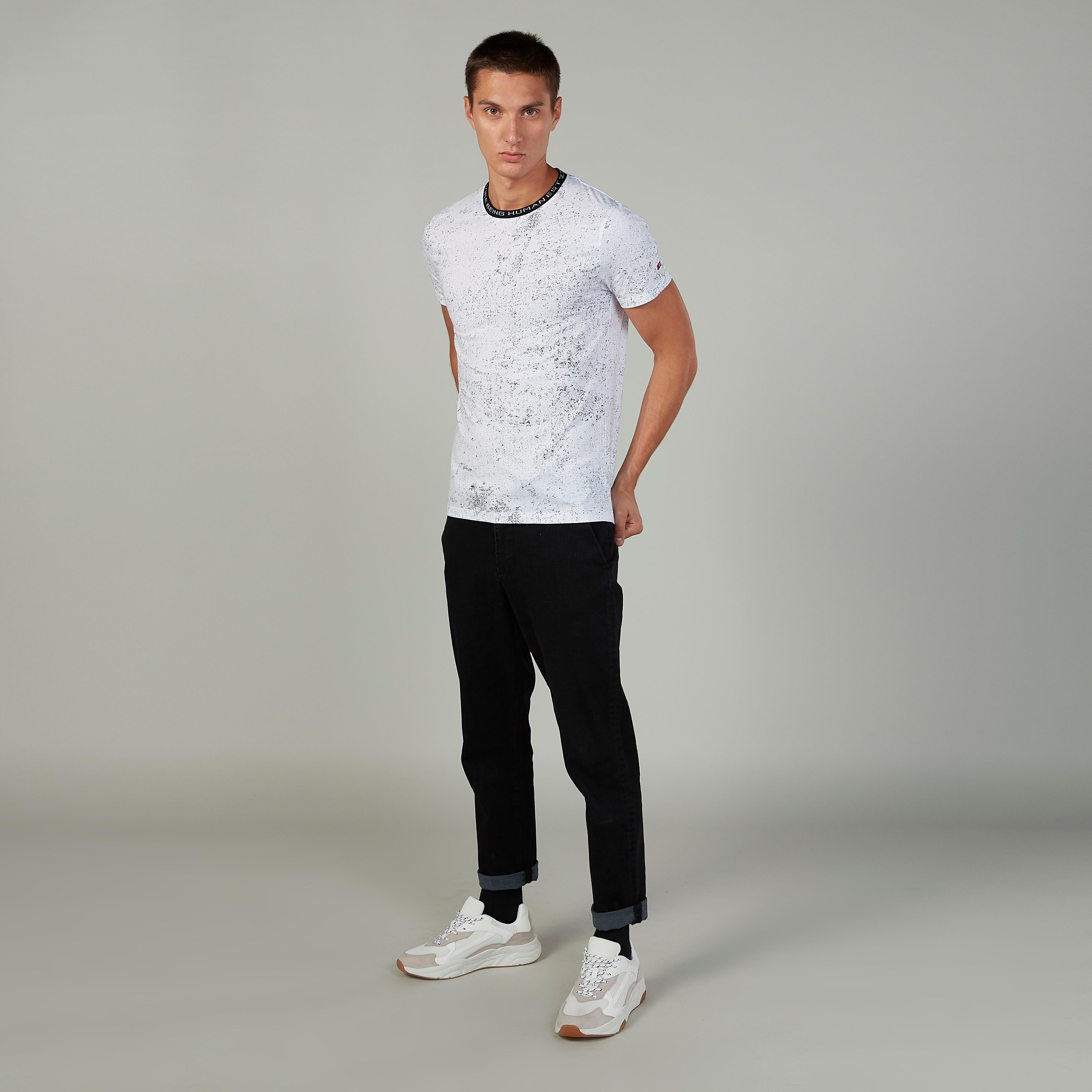 تيشيرت بياقة ضيّقة وأكمام قصيرة وطبعات بيينج هيومان-men-clothing-tshirtsandpolos-tshirts-image-2