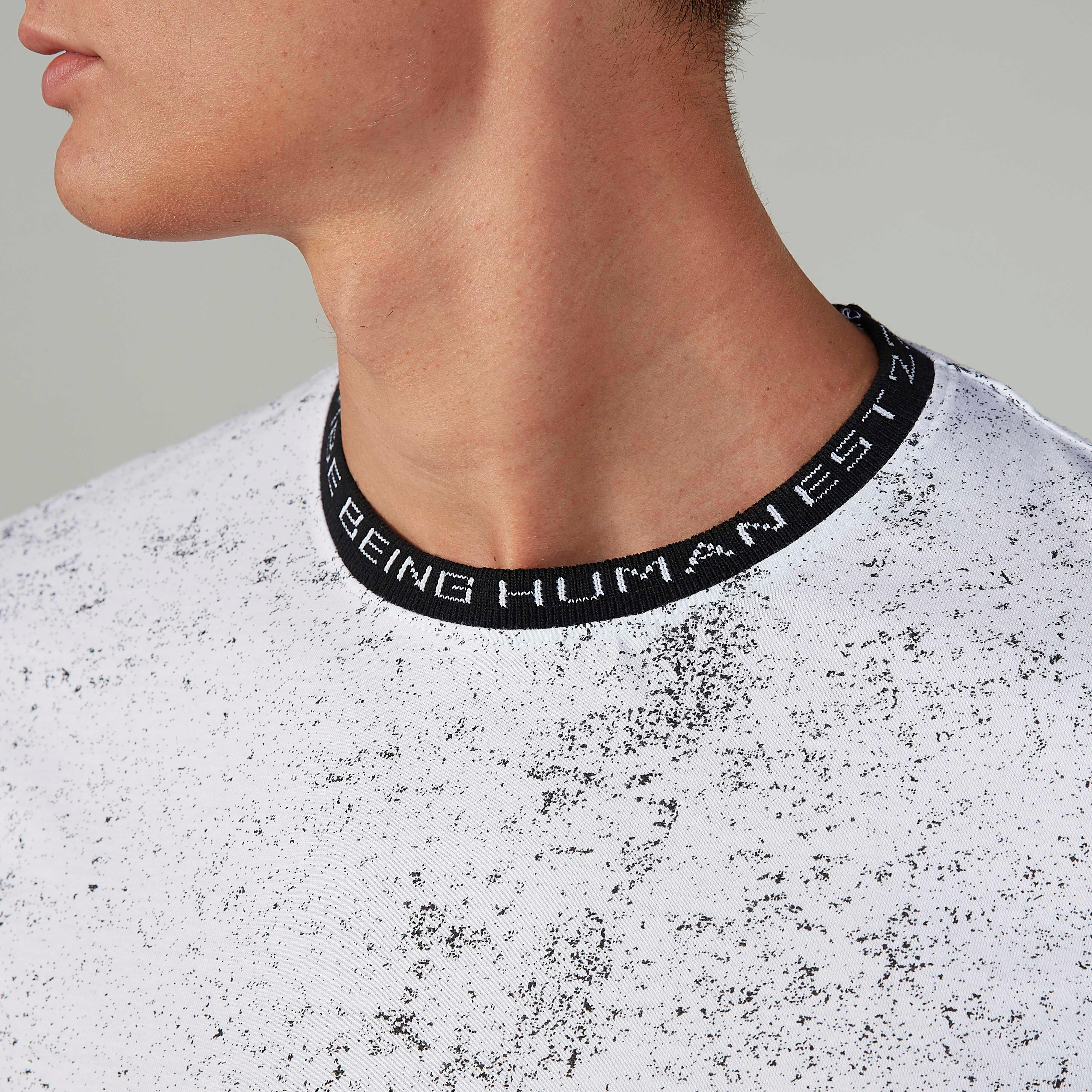تيشيرت بياقة ضيّقة وأكمام قصيرة وطبعات بيينج هيومان-men-clothing-tshirtsandpolos-tshirts-image-3