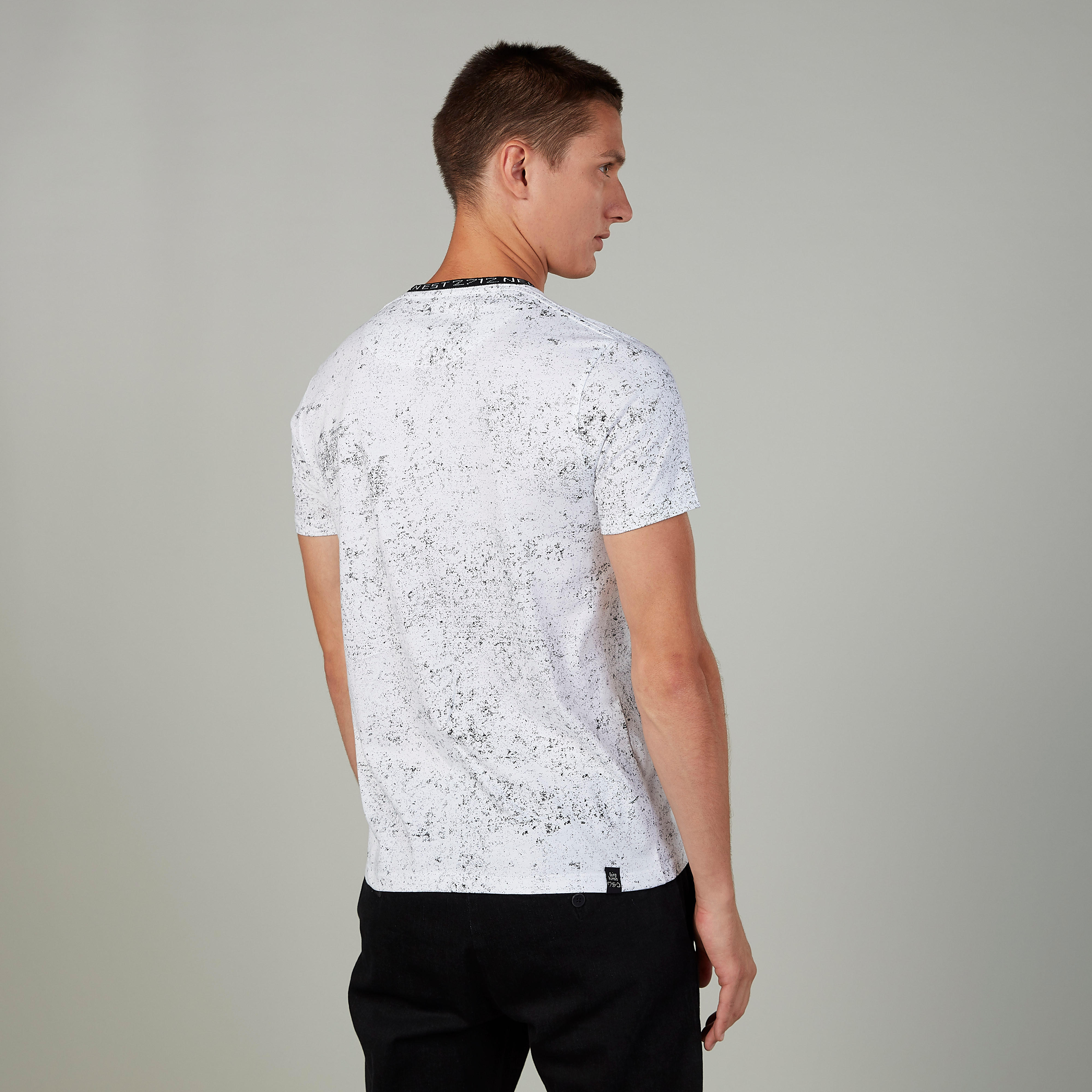 تيشيرت بياقة ضيّقة وأكمام قصيرة وطبعات بيينج هيومان-men-clothing-tshirtsandpolos-tshirts-image-4