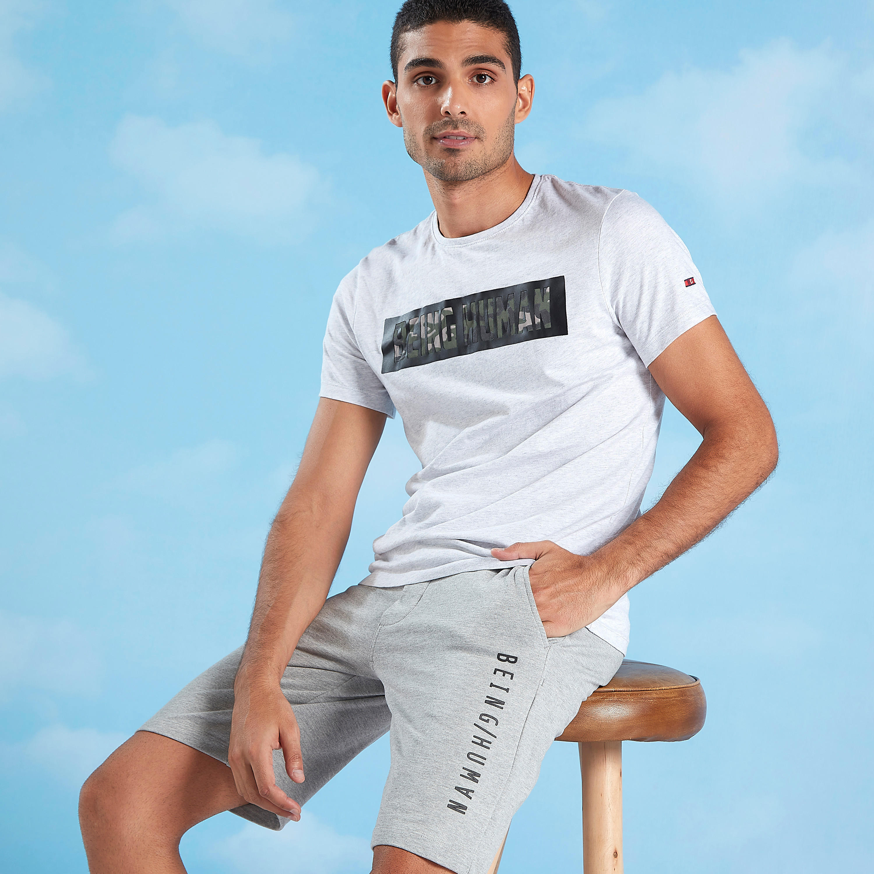 تيشيرت بياقة ضيّقة وأكمام قصيرة وطبعات بيينج هيومان-men-clothing-tshirtsandpolos-tshirts-image-5