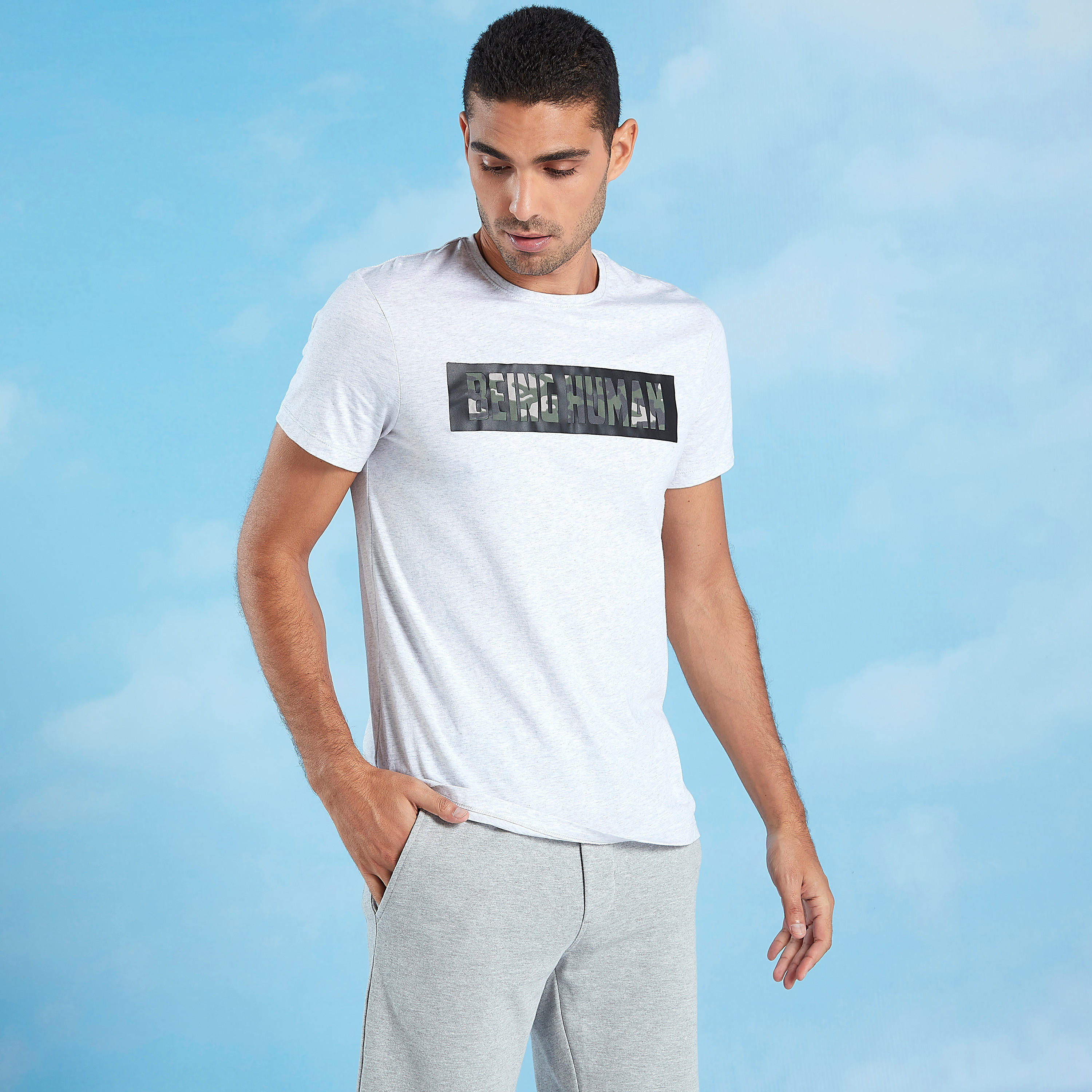 تيشيرت بياقة ضيّقة وأكمام قصيرة وطبعات بيينج هيومان-men-clothing-tshirtsandpolos-tshirts-image-4