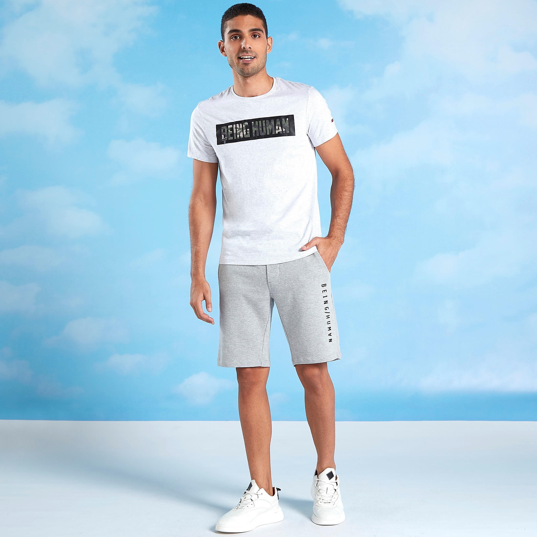 تيشيرت بياقة ضيّقة وأكمام قصيرة وطبعات بيينج هيومان-men-clothing-tshirtsandpolos-tshirts-image-3