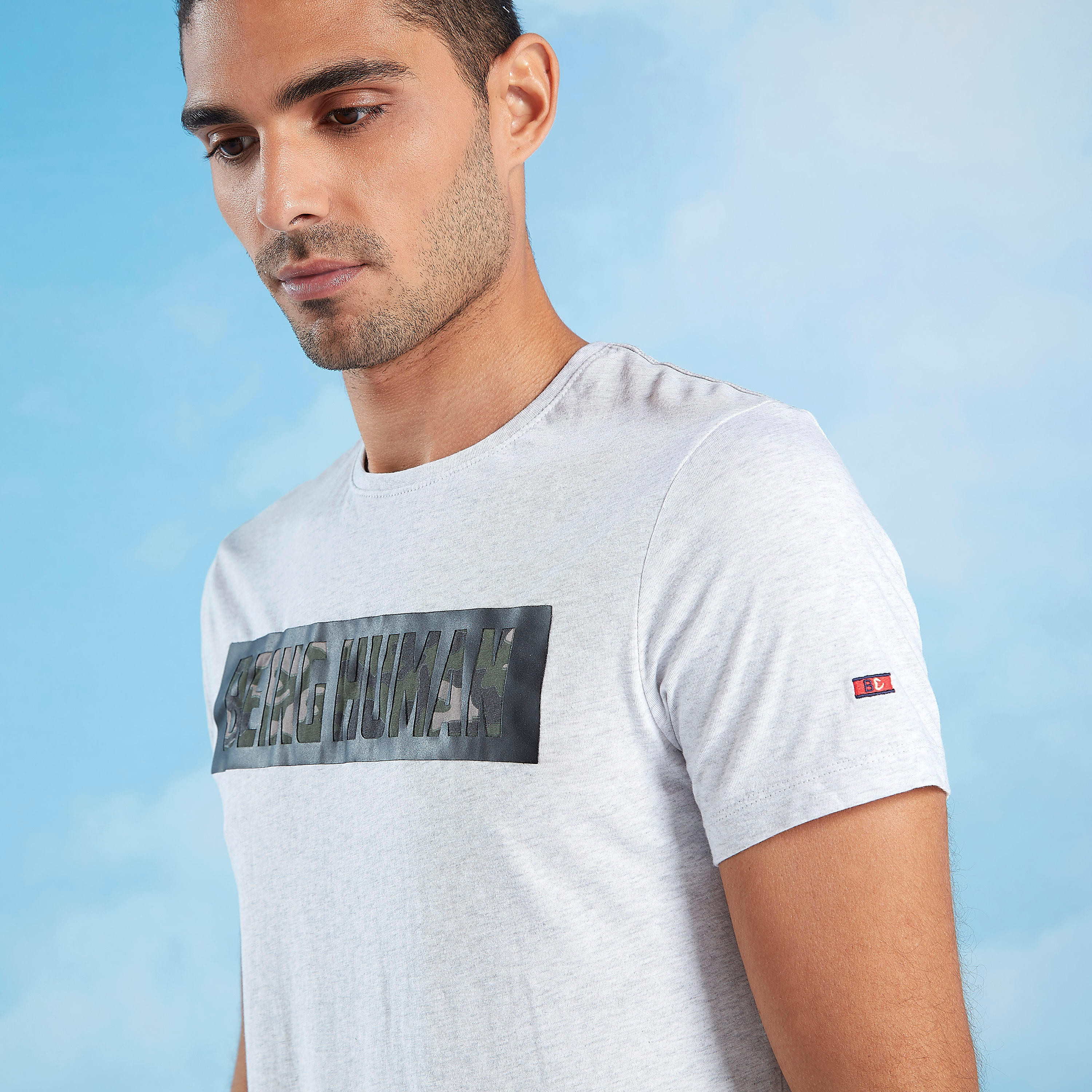 تيشيرت بياقة ضيّقة وأكمام قصيرة وطبعات بيينج هيومان-men-clothing-tshirtsandpolos-tshirts-image-2