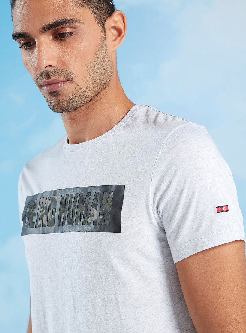 تيشيرت بياقة ضيّقة وأكمام قصيرة وطبعات بيينج هيومان-men-clothing-tshirtsandpolos-tshirts-image-2