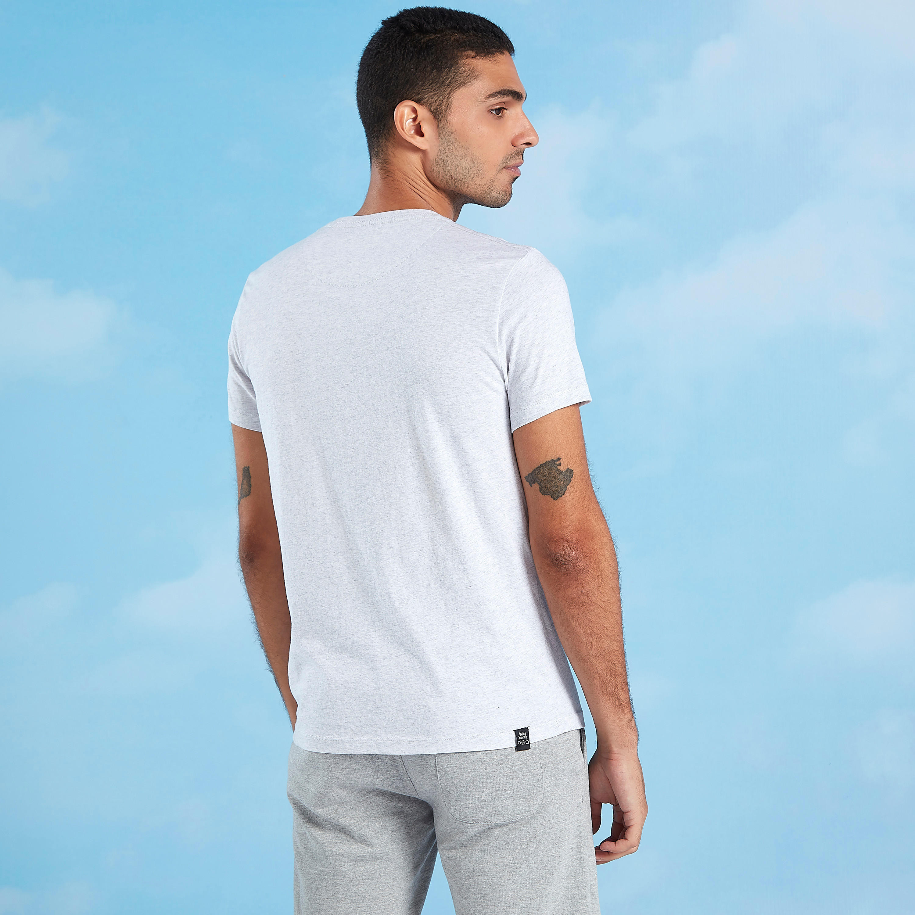 تيشيرت بياقة ضيّقة وأكمام قصيرة وطبعات بيينج هيومان-men-clothing-tshirtsandpolos-tshirts-image-1
