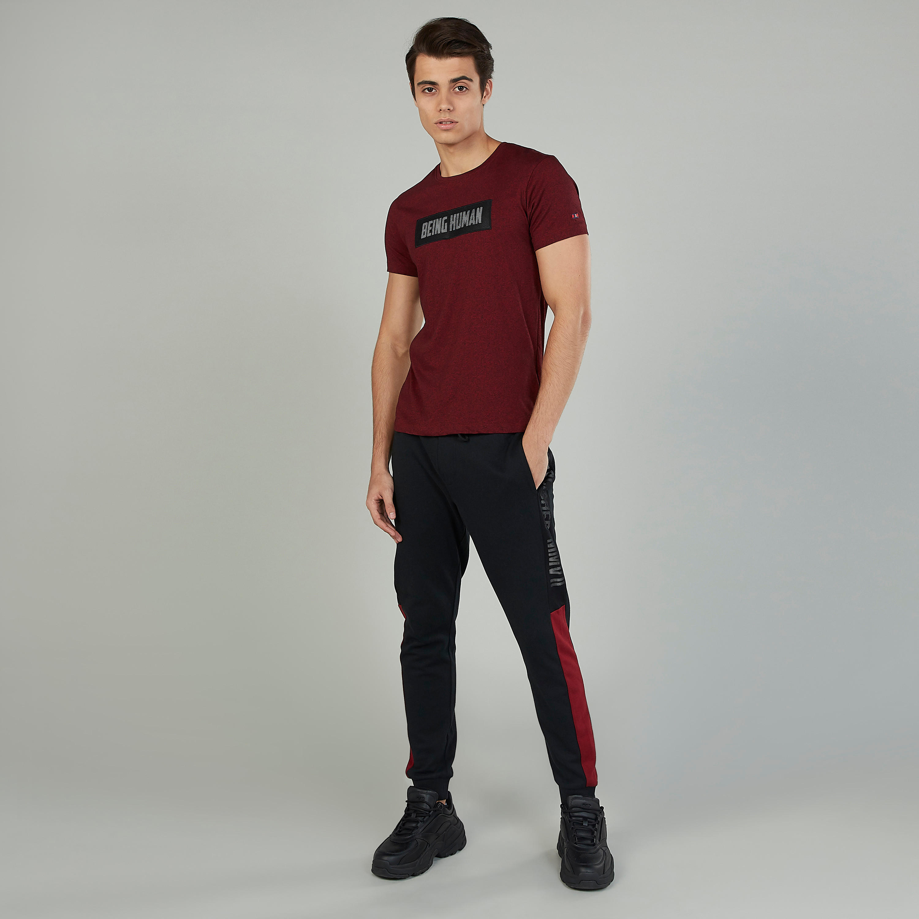 تيشيرت بياقة ضيّقة وأكمام قصيرة وطبعات بيينج هيومان-men-clothing-tshirtsandpolos-tshirts-image-2