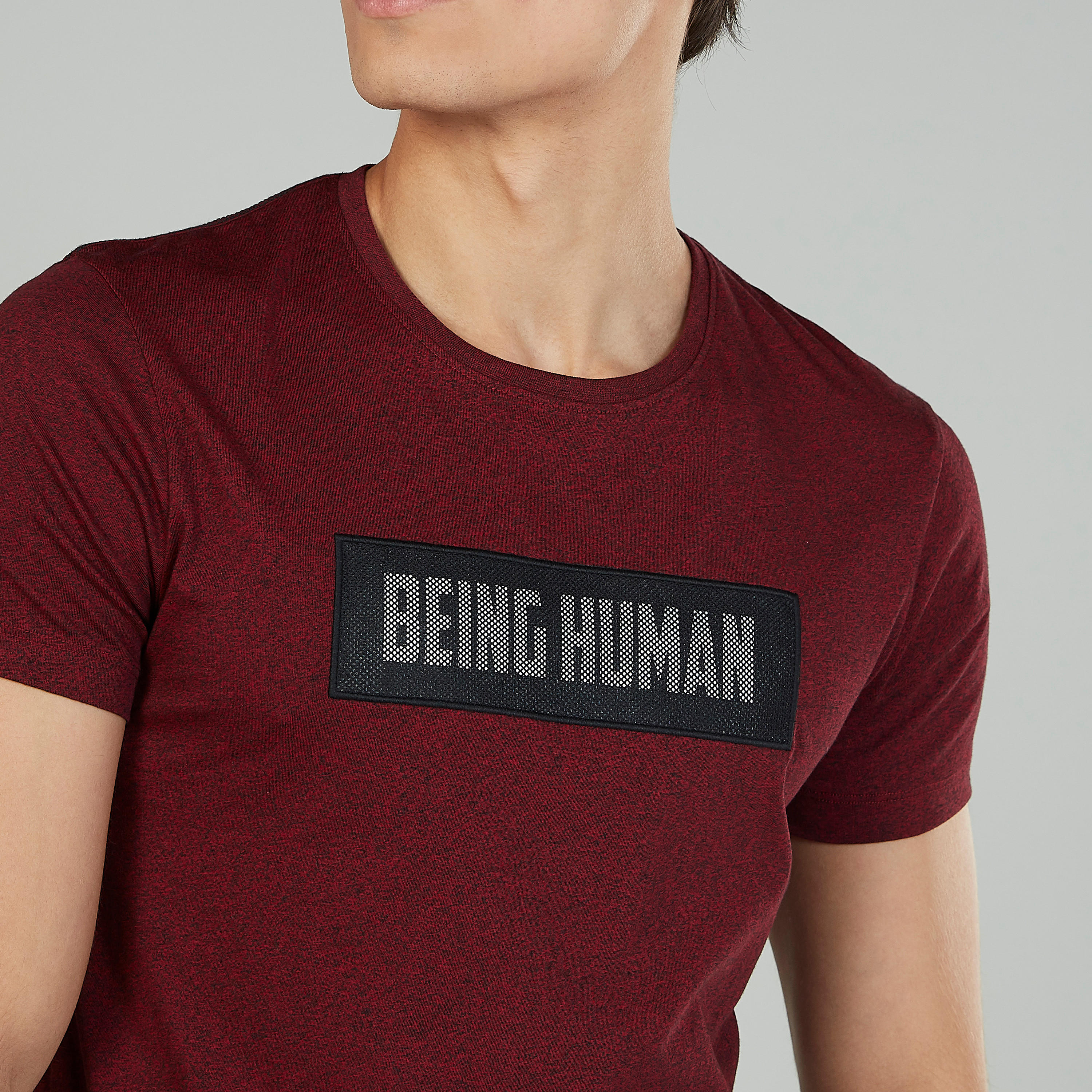 تيشيرت بياقة ضيّقة وأكمام قصيرة وطبعات بيينج هيومان-men-clothing-tshirtsandpolos-tshirts-image-3