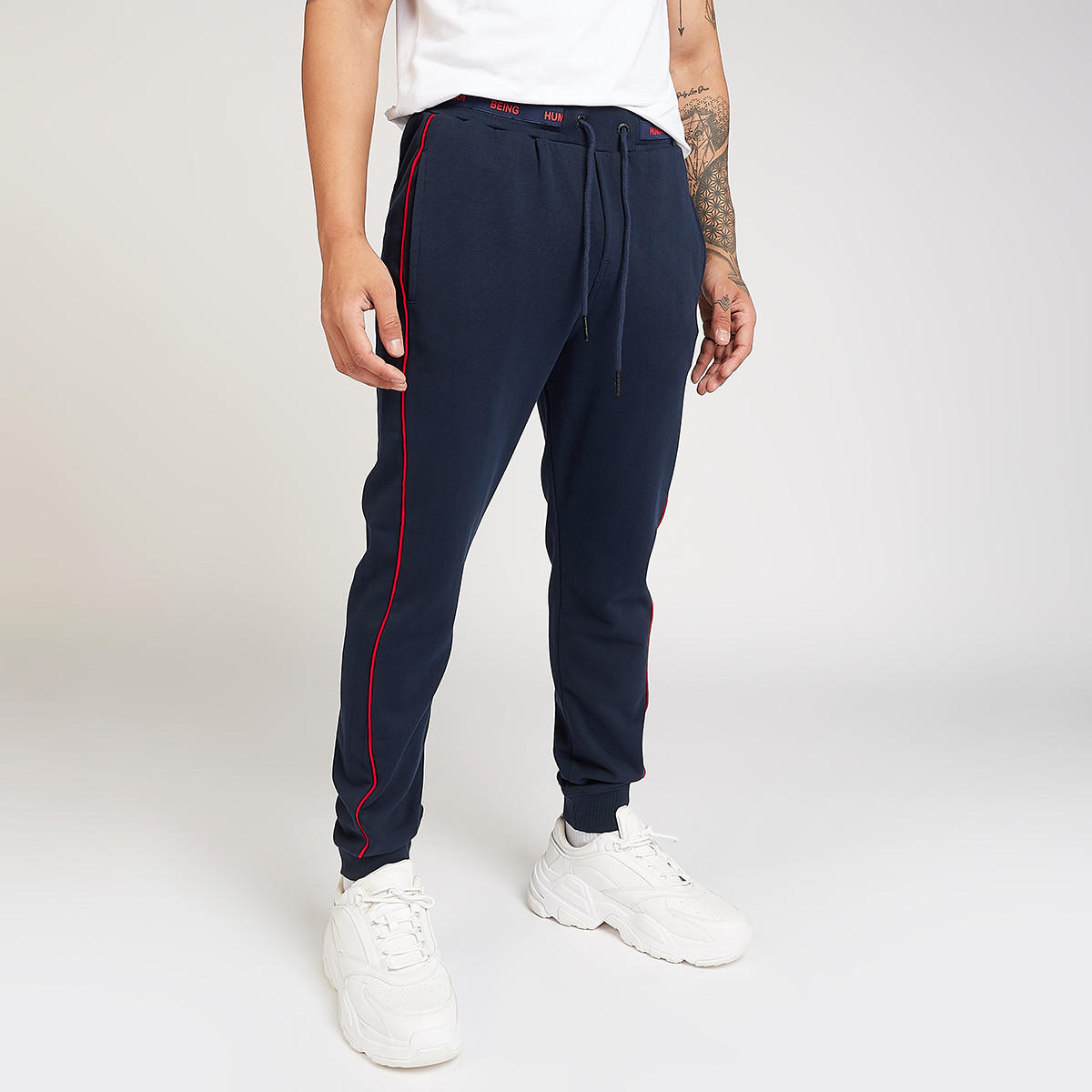 بنطلون رياضي بارز طويل بخصر متوسط الإرتفاع وتفاصيل جيوب و طبعات بيينج هيومان-men-clothing-bottoms-joggers-image-1