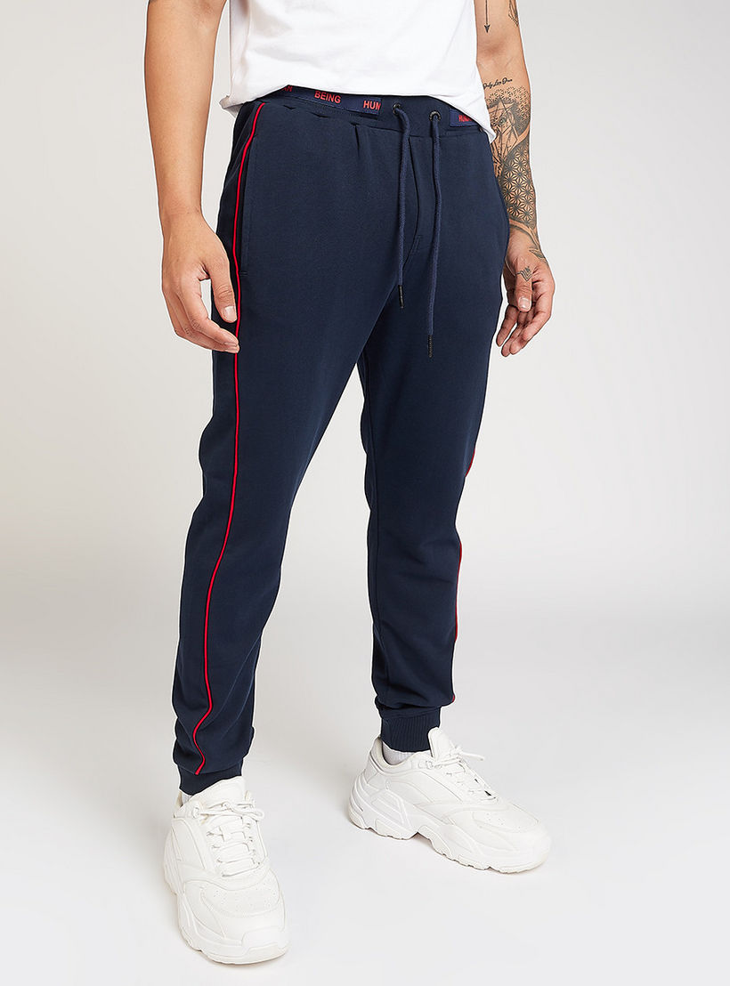 بنطلون رياضي بارز طويل بخصر متوسط الإرتفاع وتفاصيل جيوب و طبعات بيينج هيومان-men-clothing-bottoms-joggers-image-1