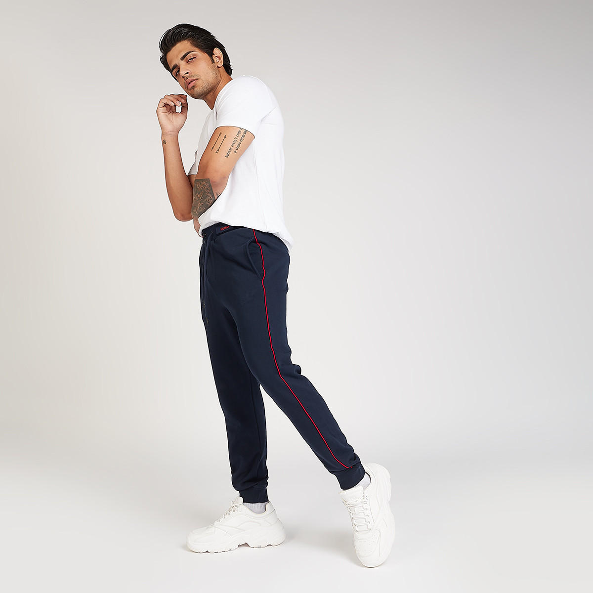 بنطلون رياضي بارز طويل بخصر متوسط الإرتفاع وتفاصيل جيوب و طبعات بيينج هيومان-men-clothing-bottoms-joggers-image-2