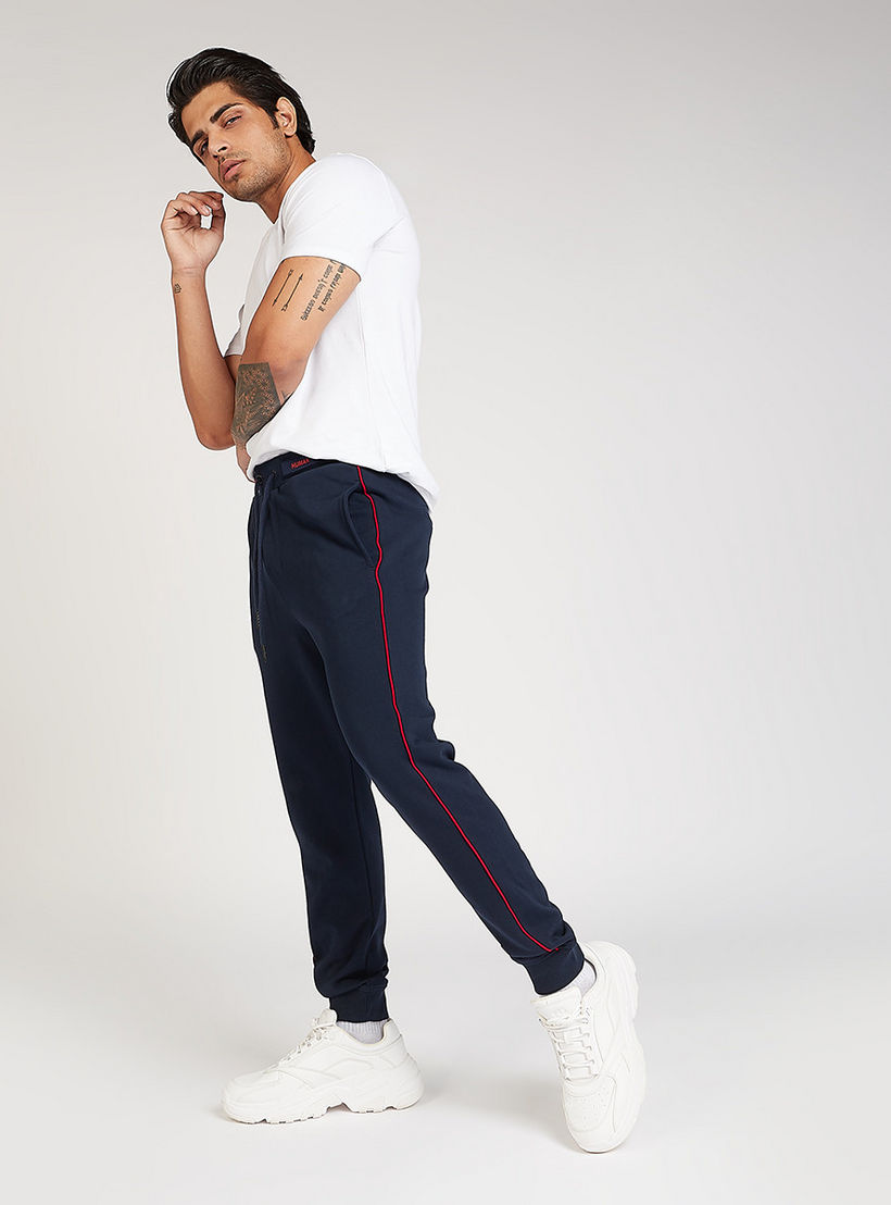 بنطلون رياضي بارز طويل بخصر متوسط الإرتفاع وتفاصيل جيوب و طبعات بيينج هيومان-men-clothing-bottoms-joggers-image-2