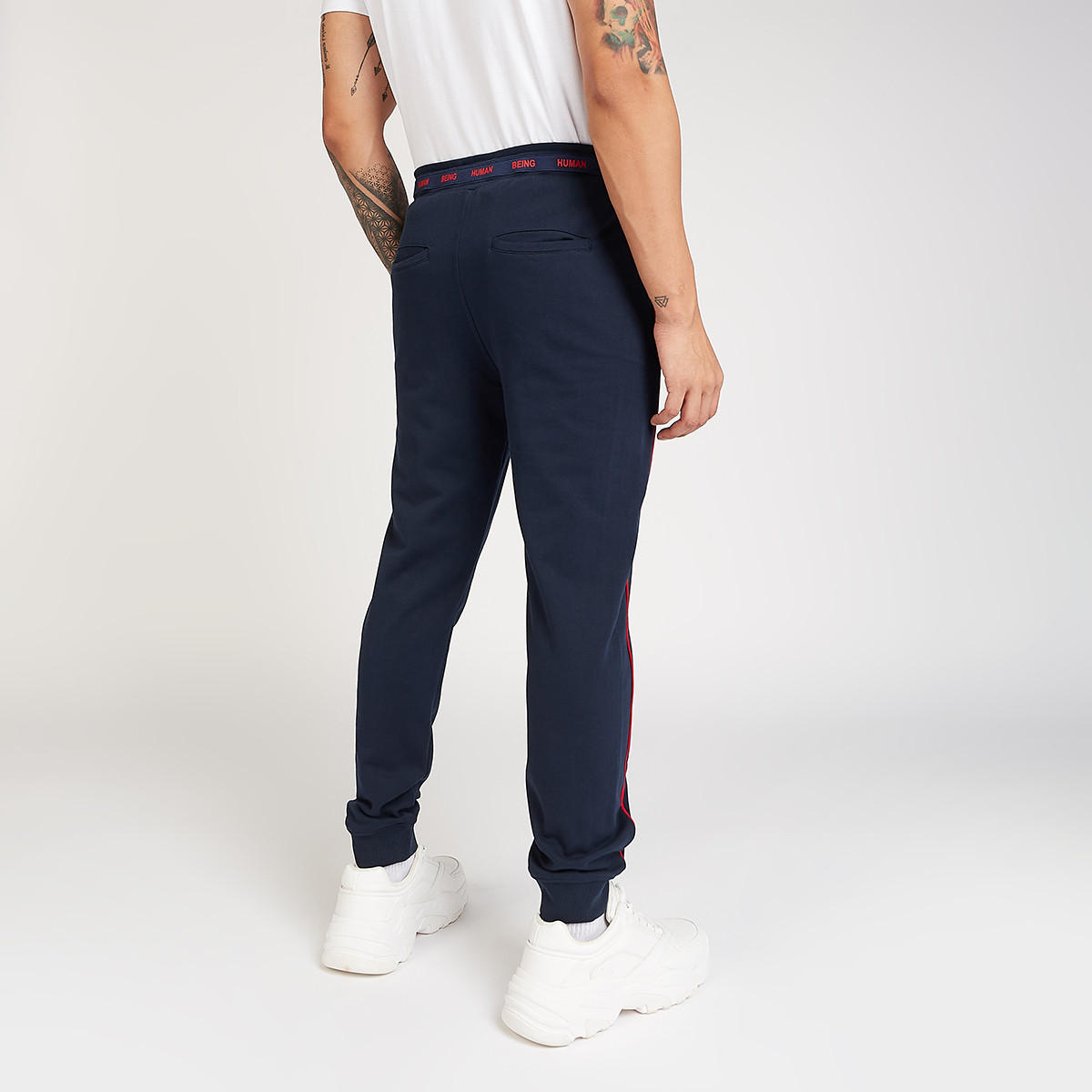 بنطلون رياضي بارز طويل بخصر متوسط الإرتفاع وتفاصيل جيوب و طبعات بيينج هيومان-men-clothing-bottoms-joggers-image-4