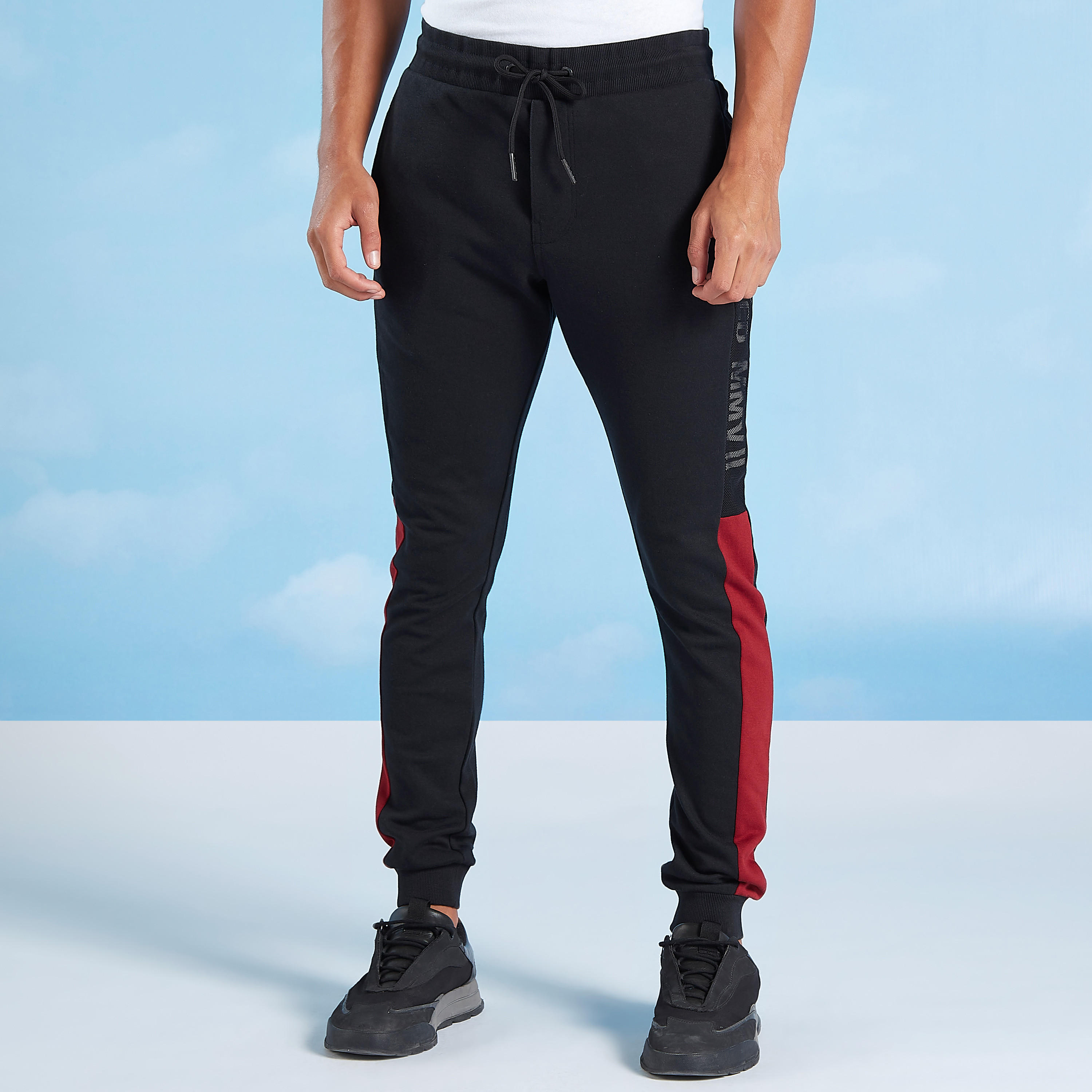 بنطلون رياضي بخصر متوسط الارتفاع وجيوب وطبعات بيينج هيومان-men-clothing-bottoms-joggers-image-1