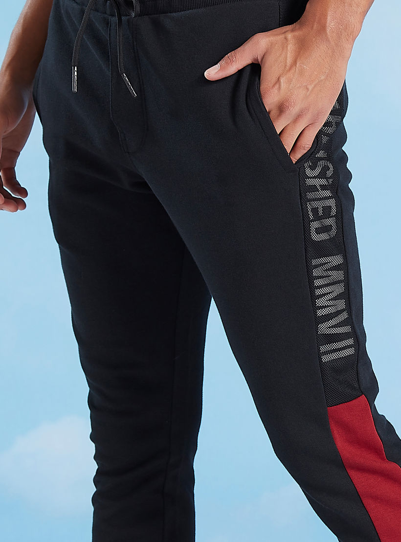 بنطلون رياضي بخصر متوسط الارتفاع وجيوب وطبعات بيينج هيومان-men-clothing-bottoms-joggers-image-3