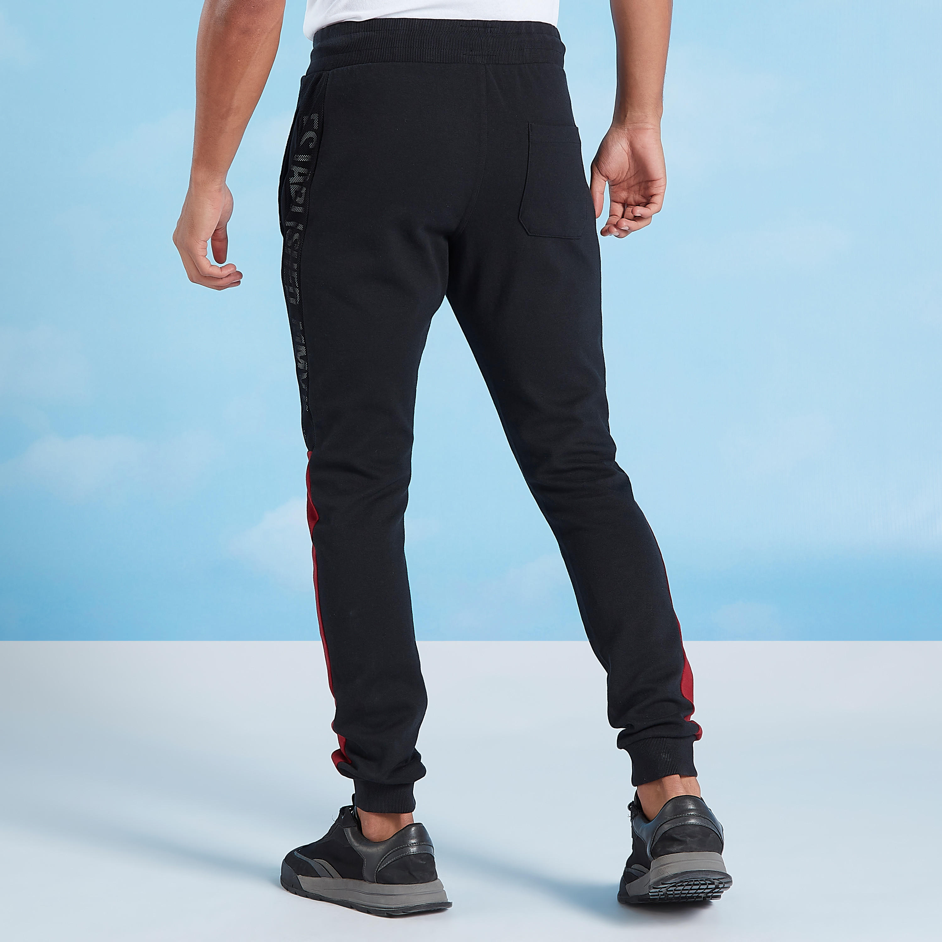 بنطلون رياضي بخصر متوسط الارتفاع وجيوب وطبعات بيينج هيومان-men-clothing-bottoms-joggers-image-4