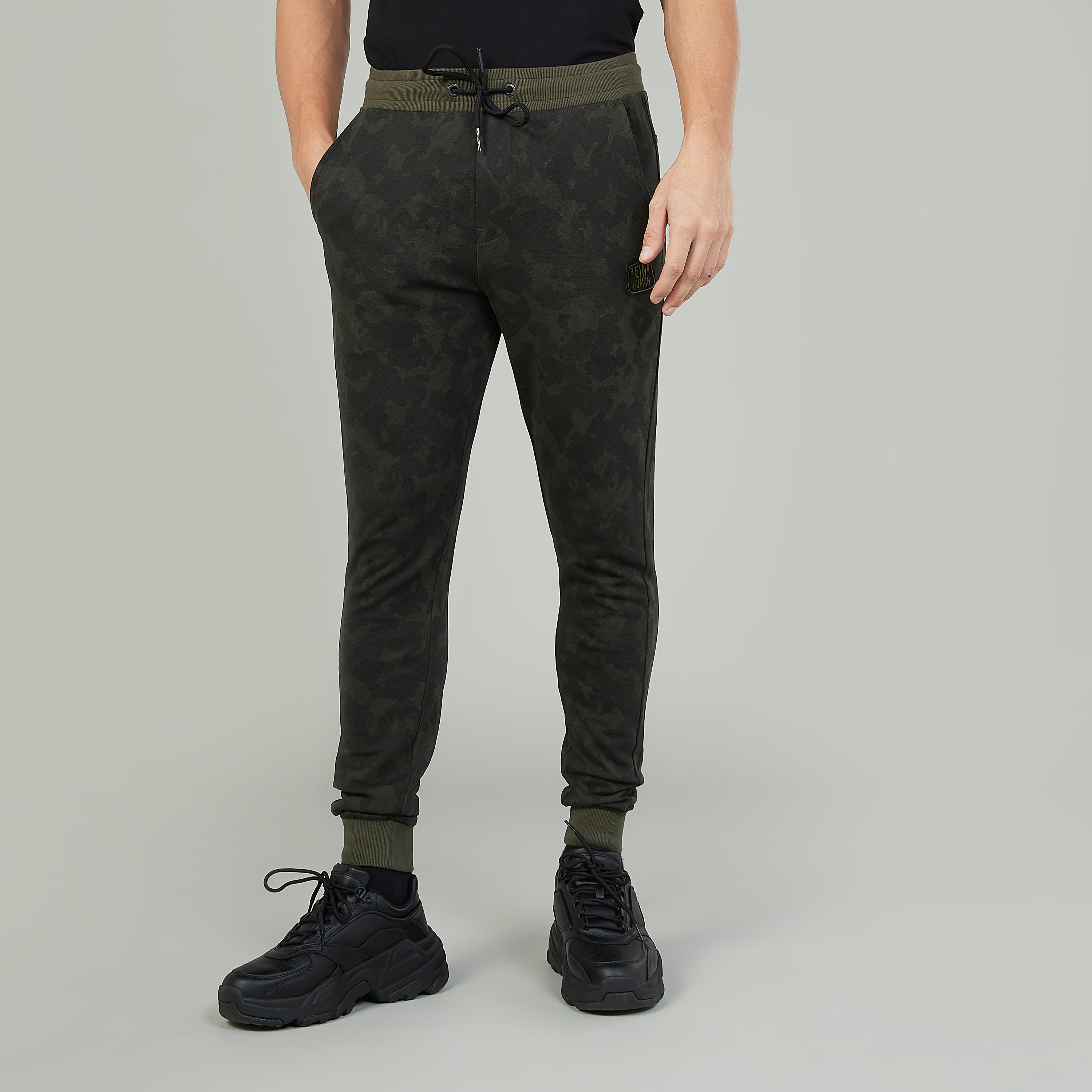 بنطلون رياضي بخصر متوسط الارتفاع وجيوب وطبعات مموّهة من بيينج هيومان-men-clothing-bottoms-joggers-image-1
