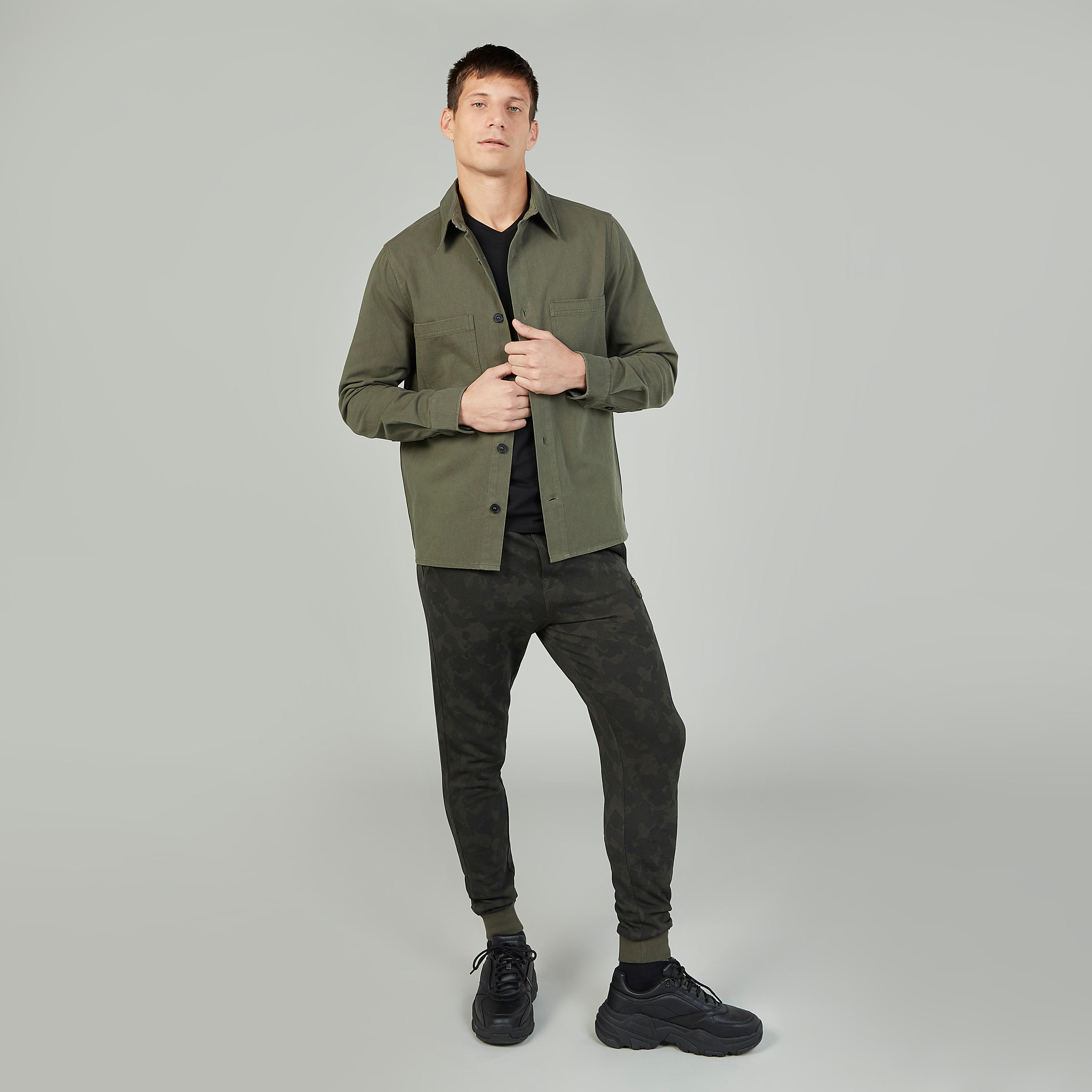 بنطلون رياضي بخصر متوسط الارتفاع وجيوب وطبعات مموّهة من بيينج هيومان-men-clothing-bottoms-joggers-image-2
