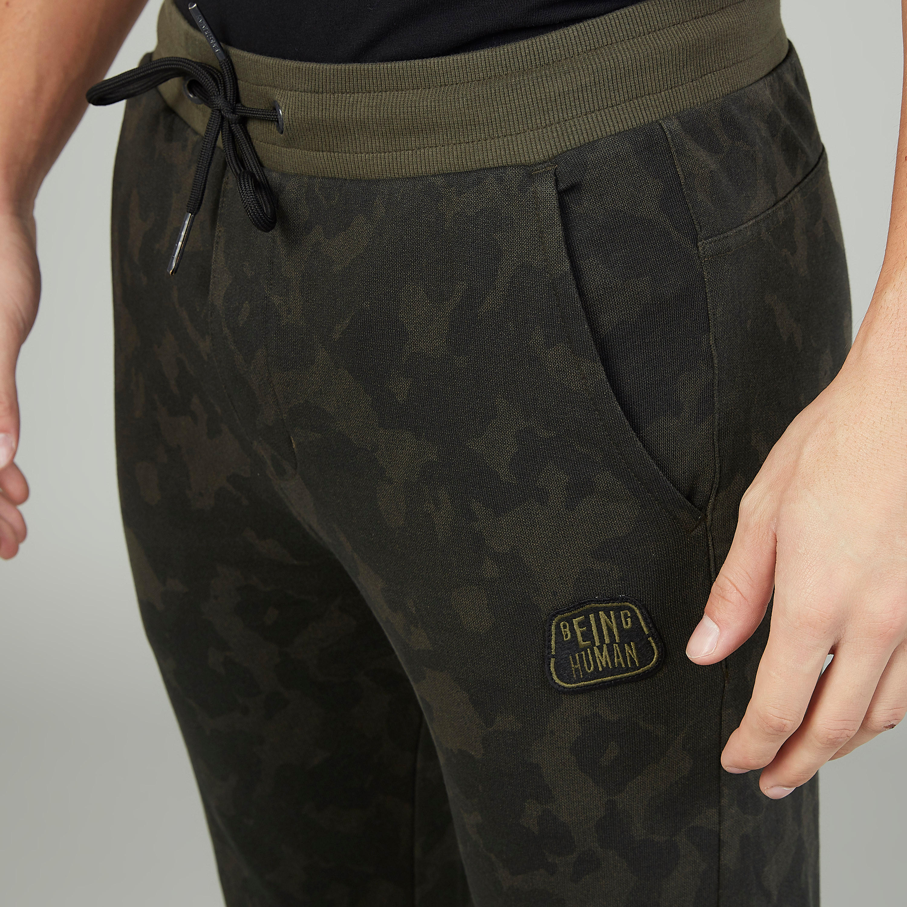 بنطلون رياضي بخصر متوسط الارتفاع وجيوب وطبعات مموّهة من بيينج هيومان-men-clothing-bottoms-joggers-image-3