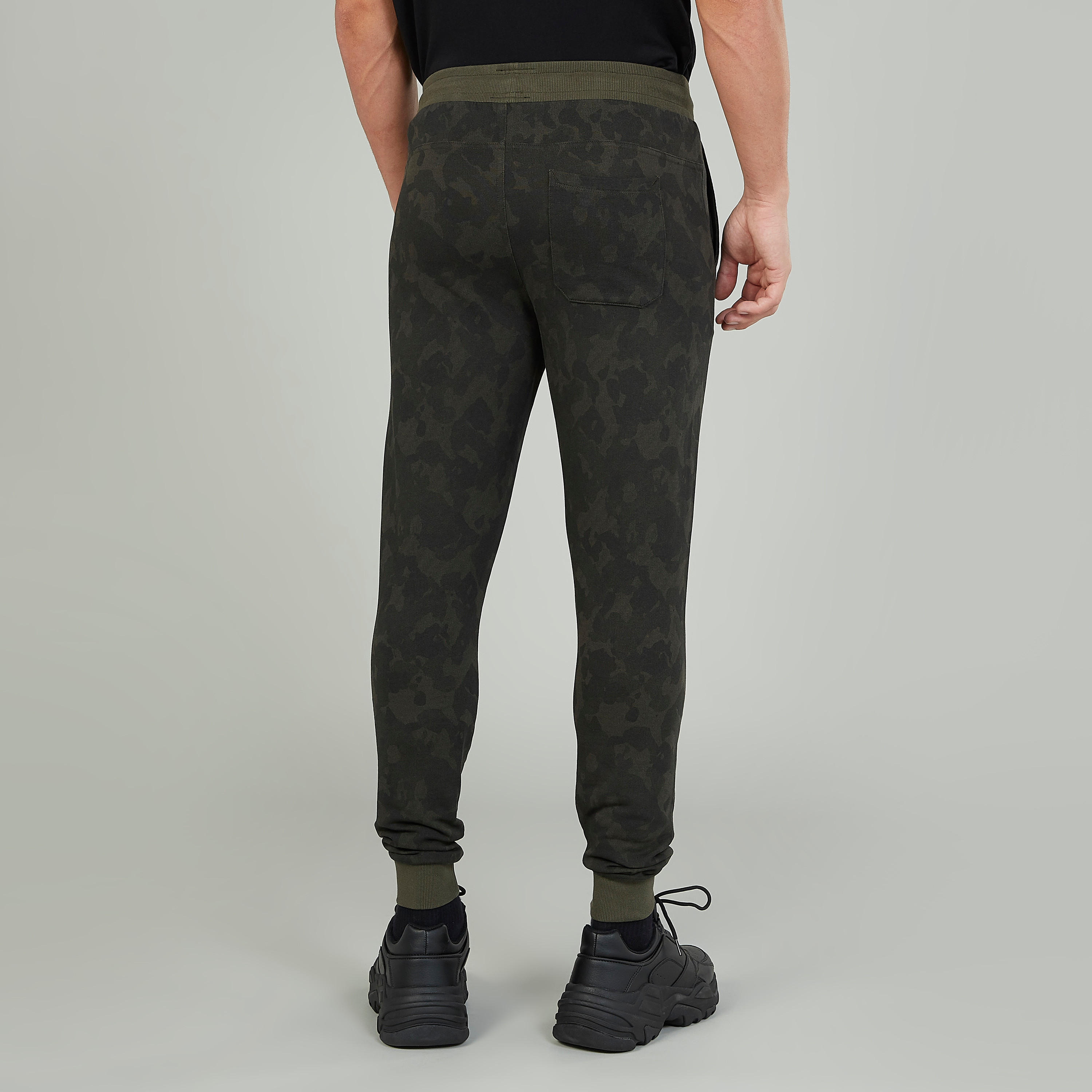 بنطلون رياضي بخصر متوسط الارتفاع وجيوب وطبعات مموّهة من بيينج هيومان-men-clothing-bottoms-joggers-image-4