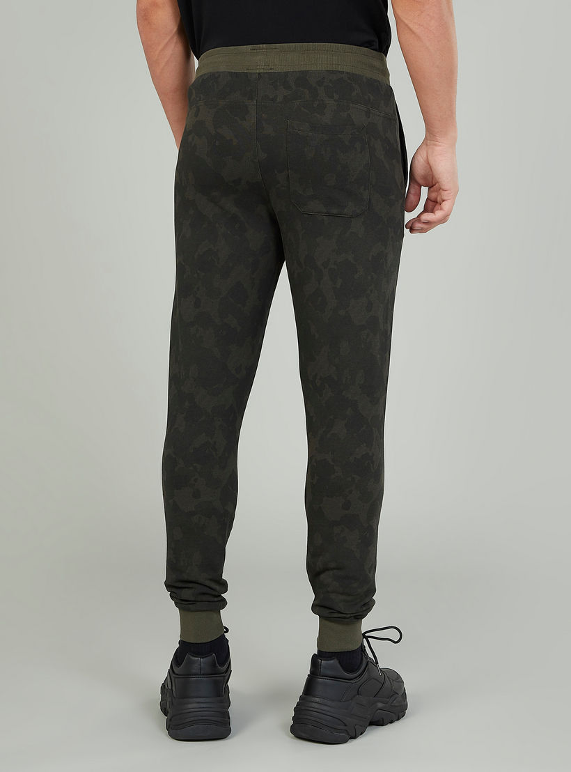 بنطلون رياضي بخصر متوسط الارتفاع وجيوب وطبعات مموّهة من بيينج هيومان-men-clothing-bottoms-joggers-image-4