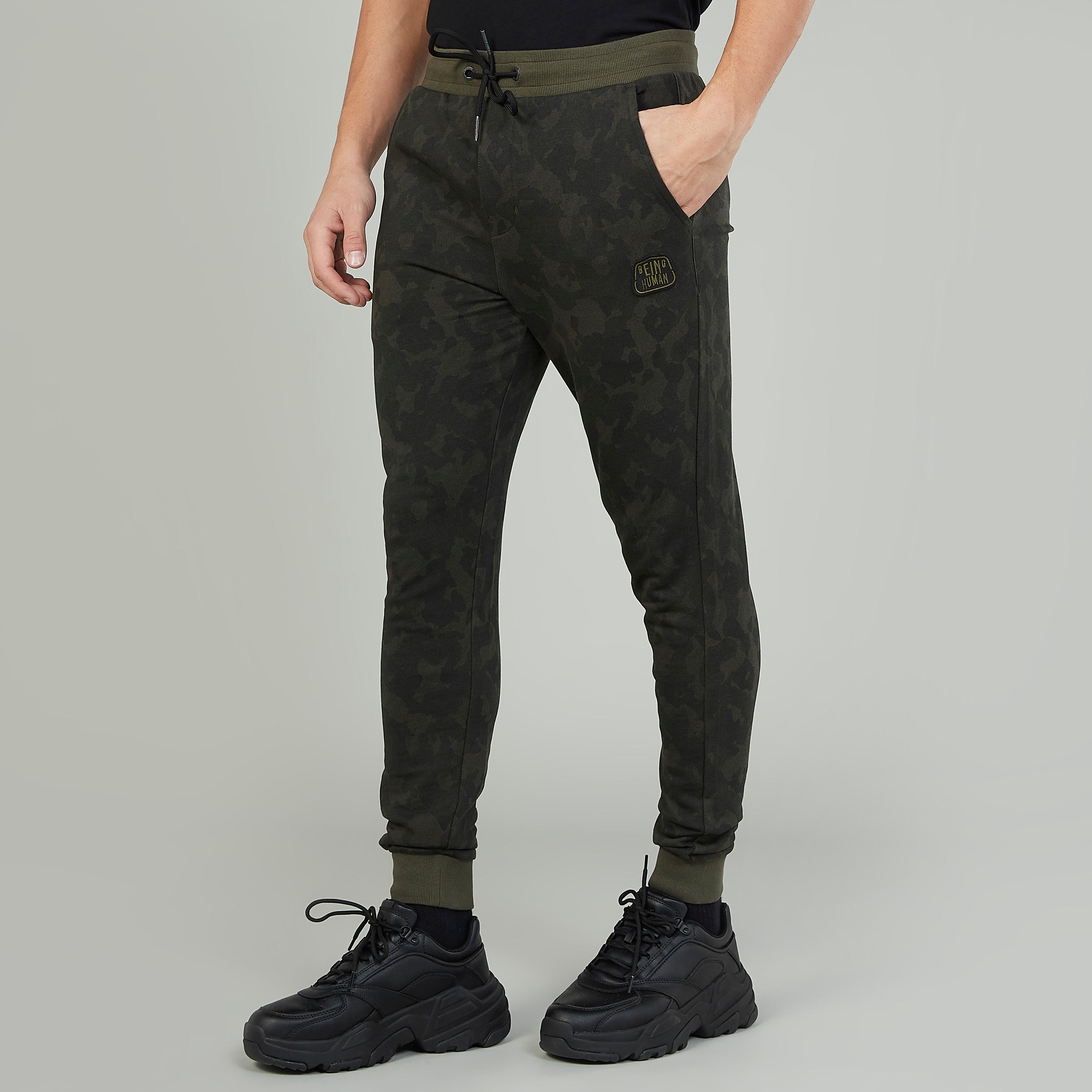 بنطلون رياضي بخصر متوسط الارتفاع وجيوب وطبعات مموّهة من بيينج هيومان-men-clothing-bottoms-joggers-image-5