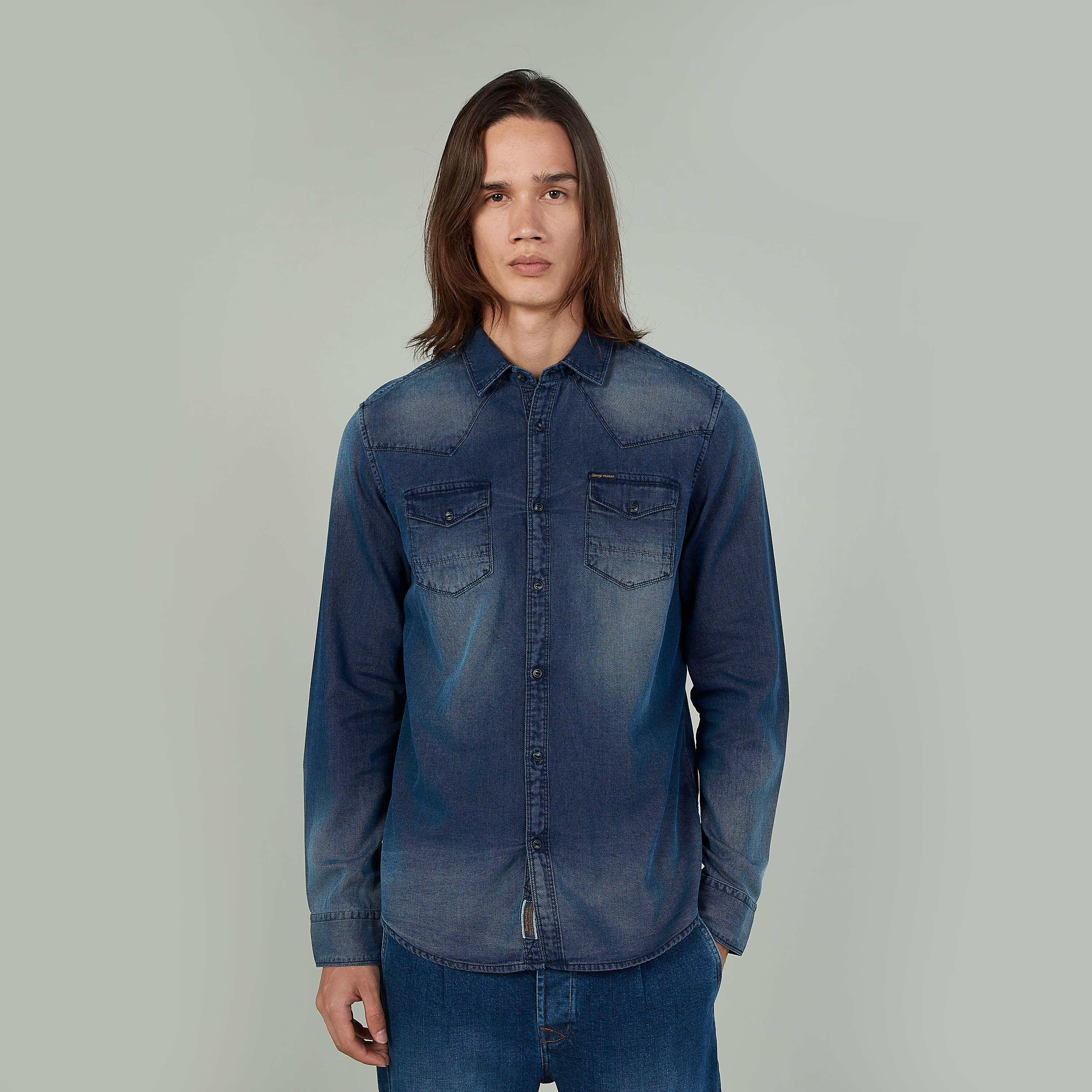 قميص بارز الملمس بأكمام طويلة وجيوب بطيّة وطبعات من بيينج هيومان-men-clothing-shirts-image-1
