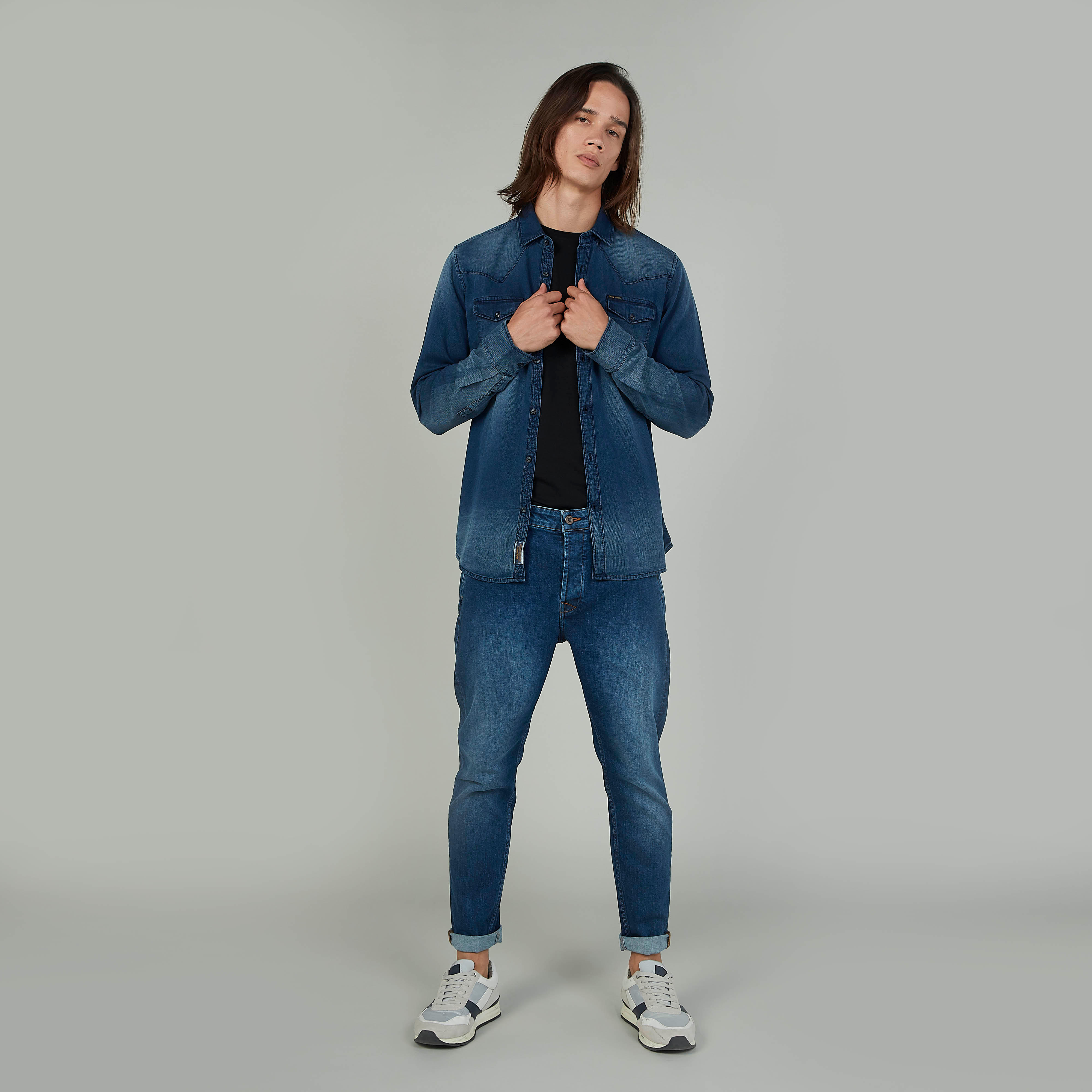قميص بارز الملمس بأكمام طويلة وجيوب بطيّة وطبعات من بيينج هيومان-men-clothing-shirts-image-2