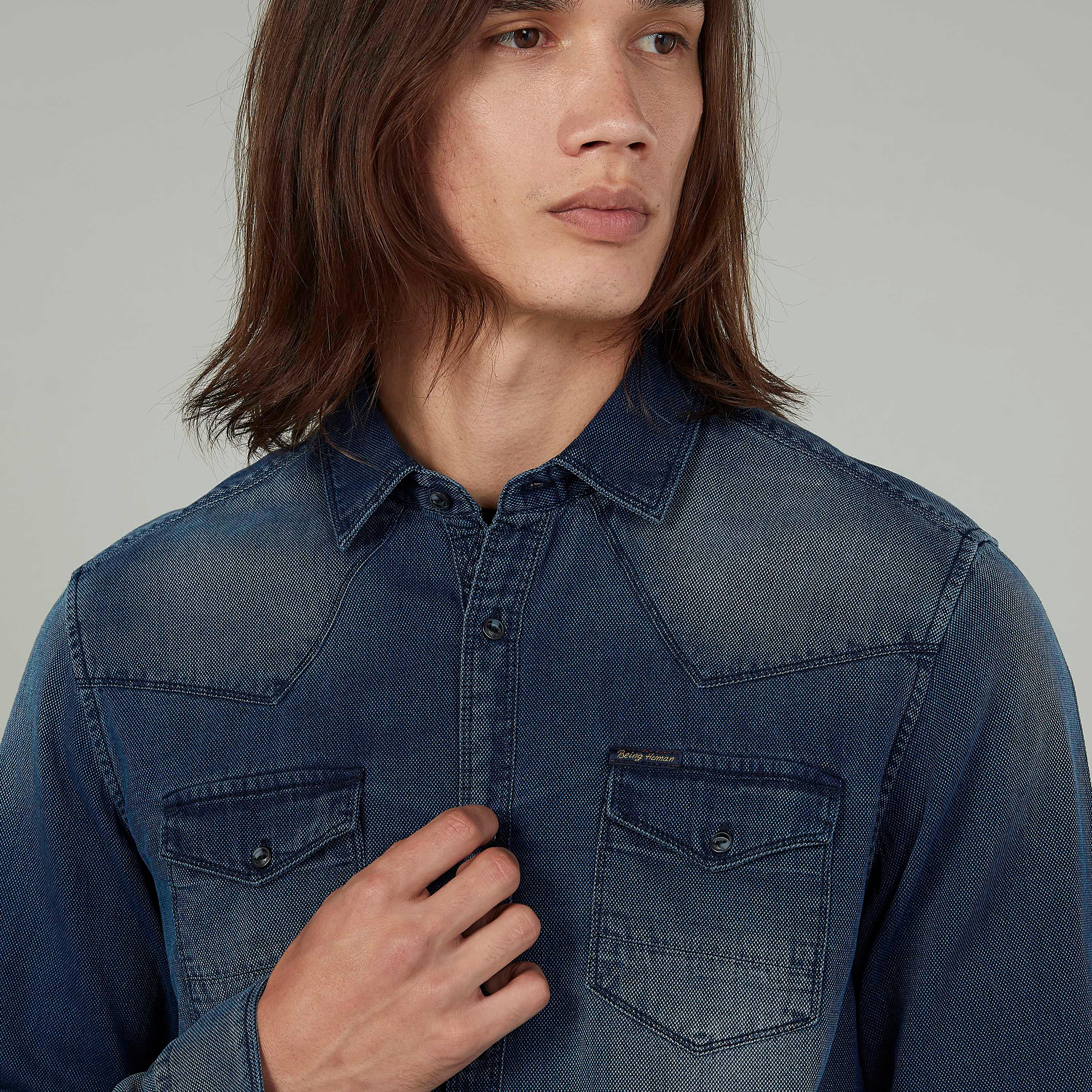 قميص بارز الملمس بأكمام طويلة وجيوب بطيّة وطبعات من بيينج هيومان-men-clothing-shirts-image-3