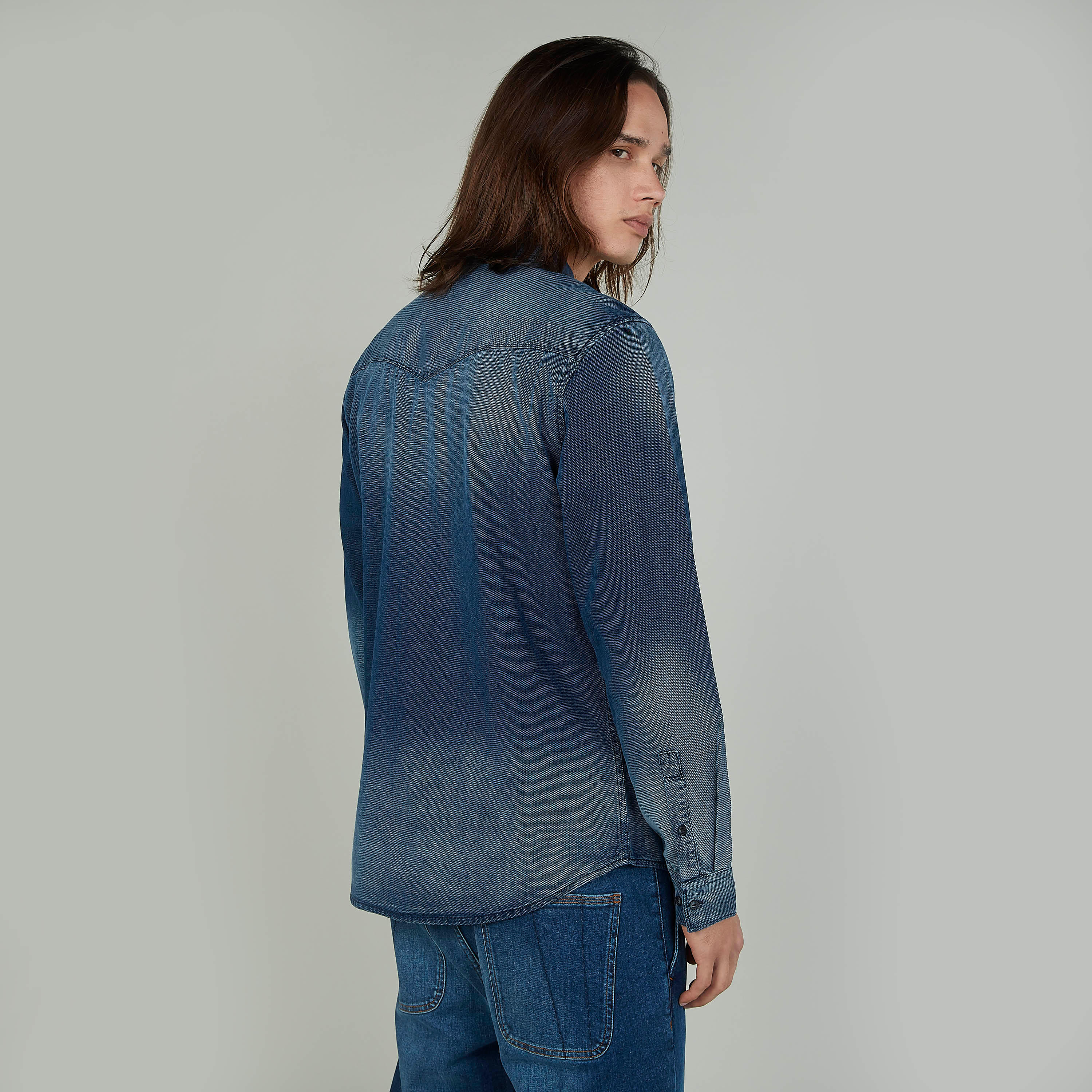 قميص بارز الملمس بأكمام طويلة وجيوب بطيّة وطبعات من بيينج هيومان-men-clothing-shirts-image-4
