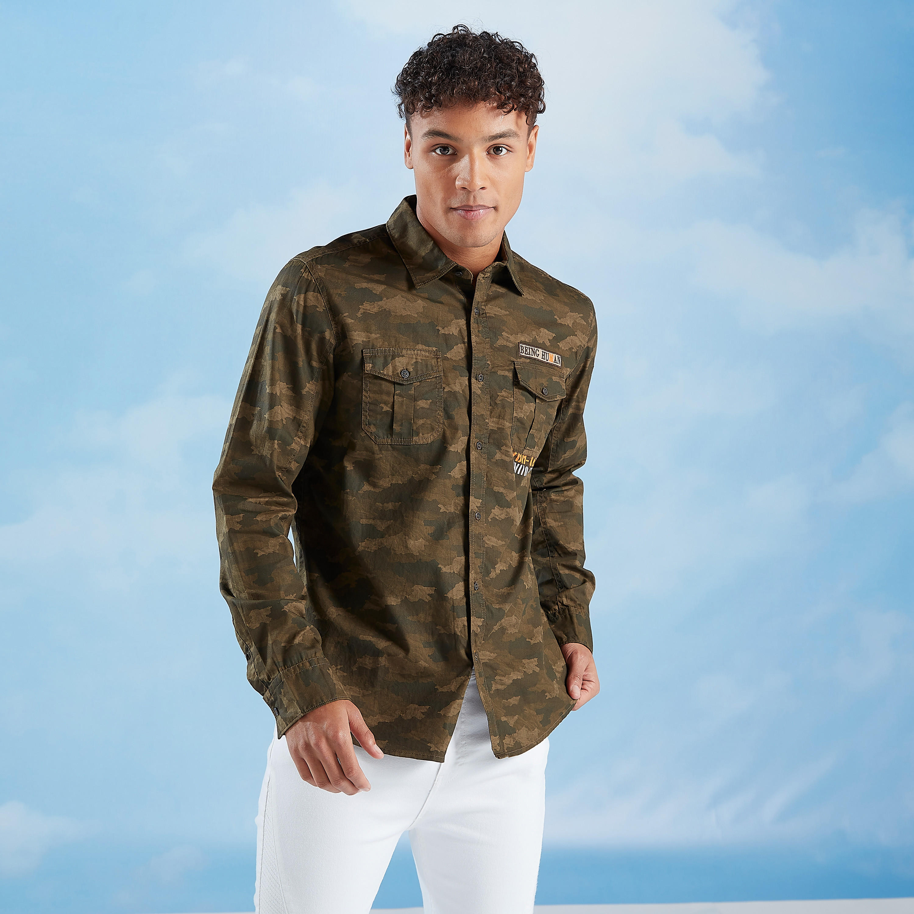 قميص بأكمام طويلة وجيوب بطيّة وطبعات من بيينج هيومان-men-clothing-shirts-image-1