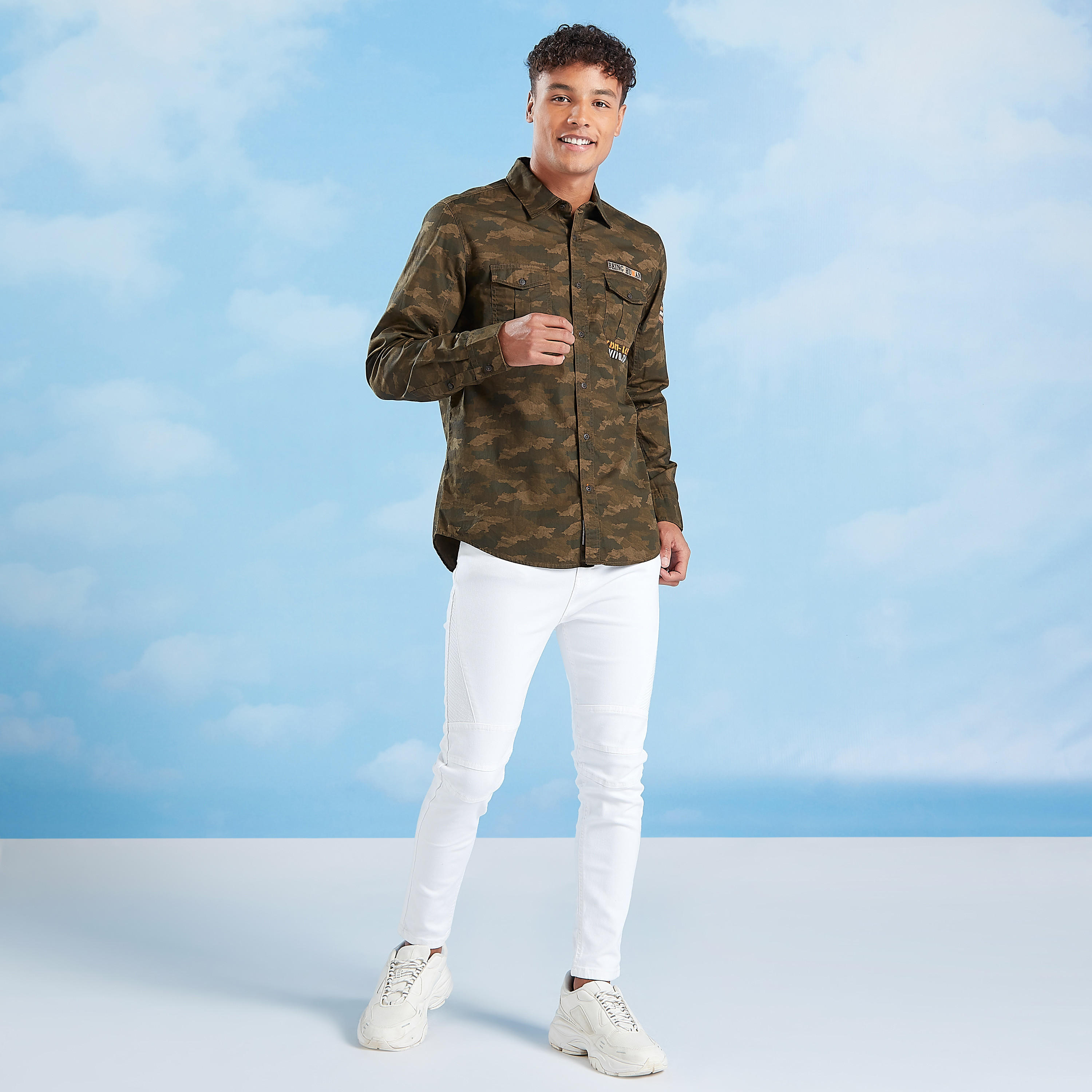 قميص بأكمام طويلة وجيوب بطيّة وطبعات من بيينج هيومان-men-clothing-shirts-image-2