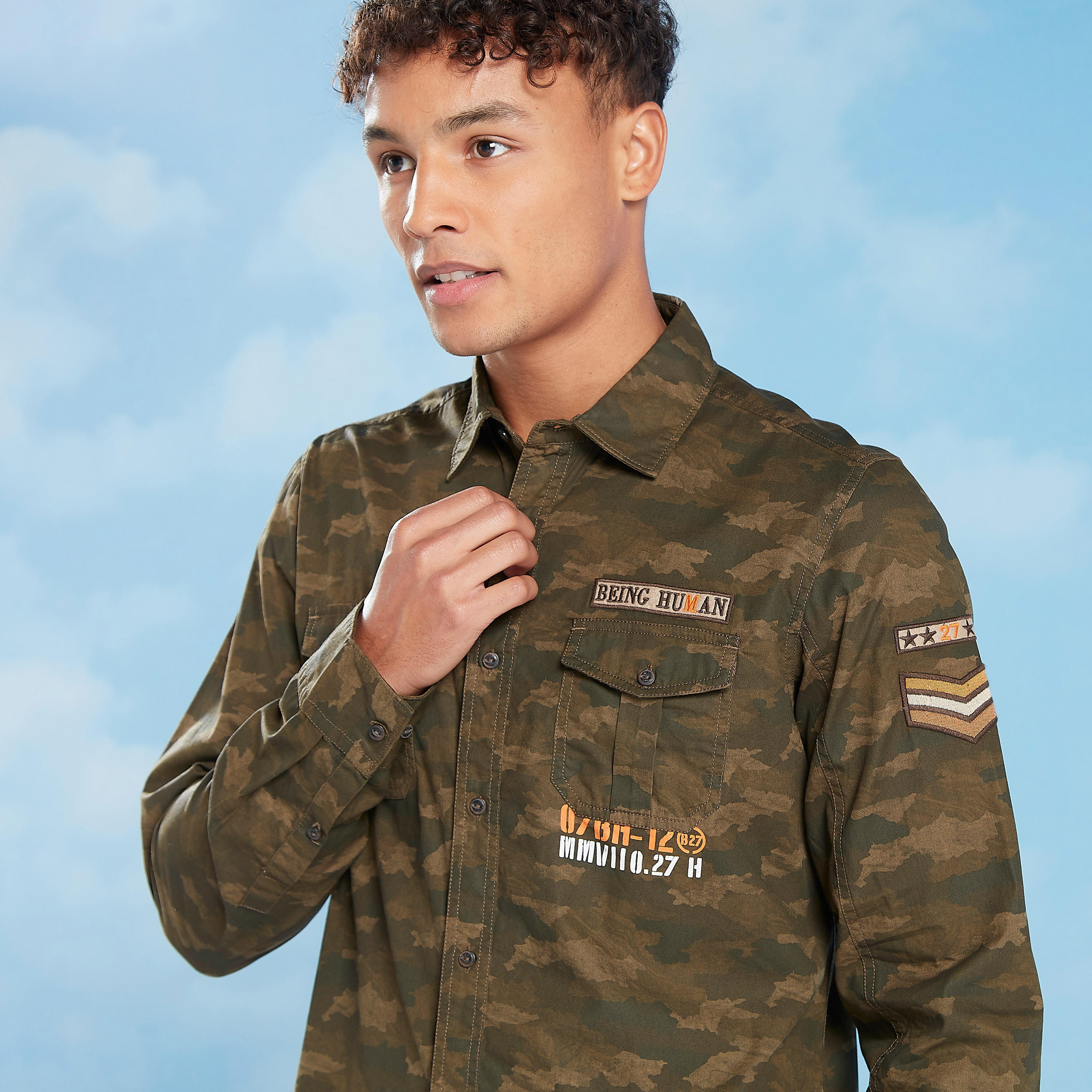 قميص بأكمام طويلة وجيوب بطيّة وطبعات من بيينج هيومان-men-clothing-shirts-image-3