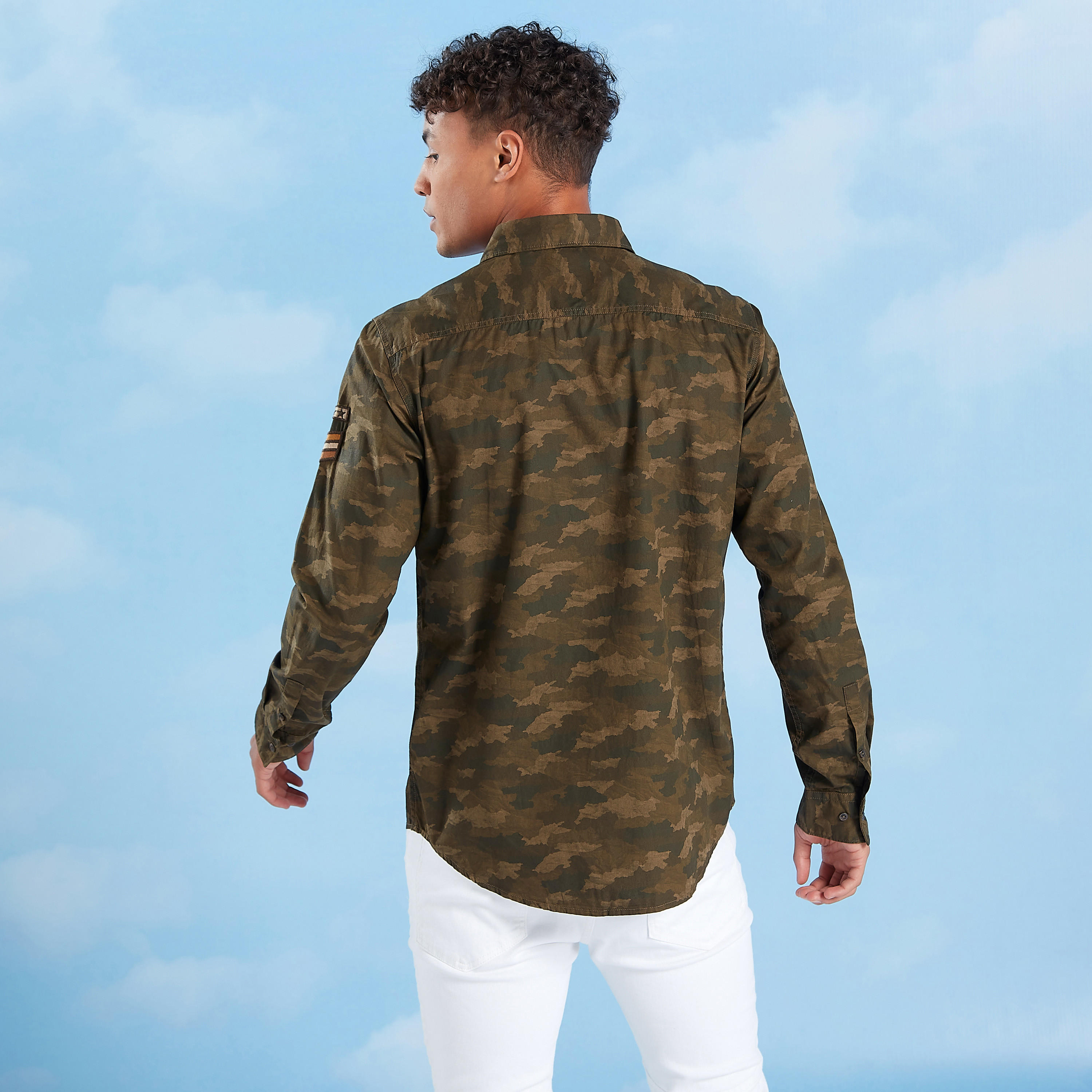 قميص بأكمام طويلة وجيوب بطيّة وطبعات من بيينج هيومان-men-clothing-shirts-image-4