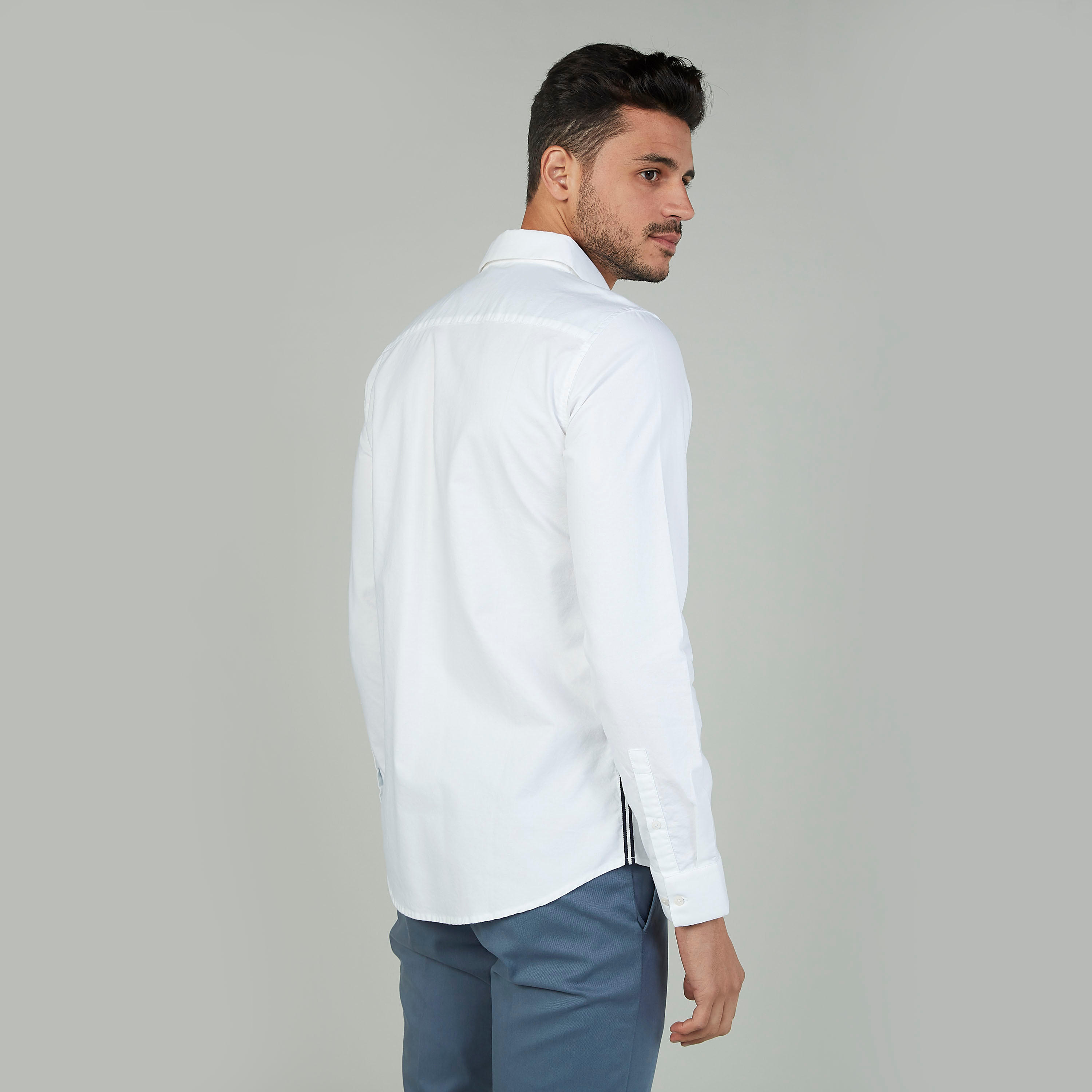 قميص سادة بقصة سليم بياقة عاديّة وأكمام طويلة من لي كوبر-men-clothing-shirts-image-1