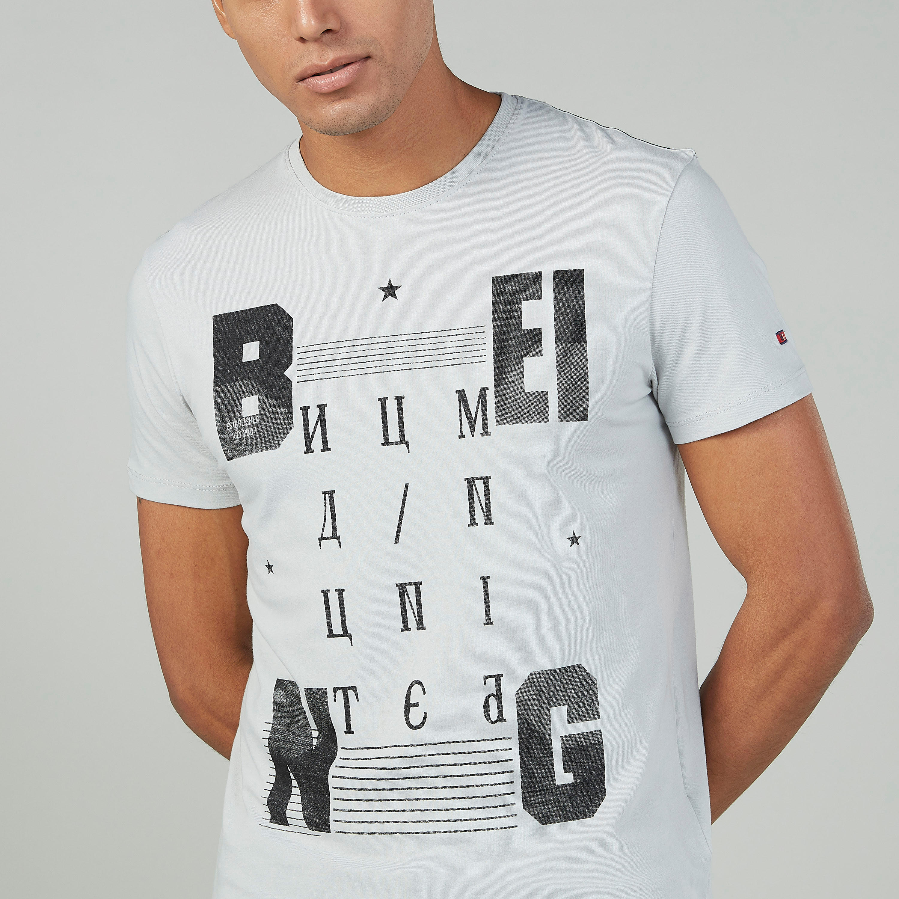 تيشيرت بياقة مستديرة وأكمام قصيرة وطبعات بيينج هيومان-men-clothing-tshirtsandpolos-tshirts-image-3