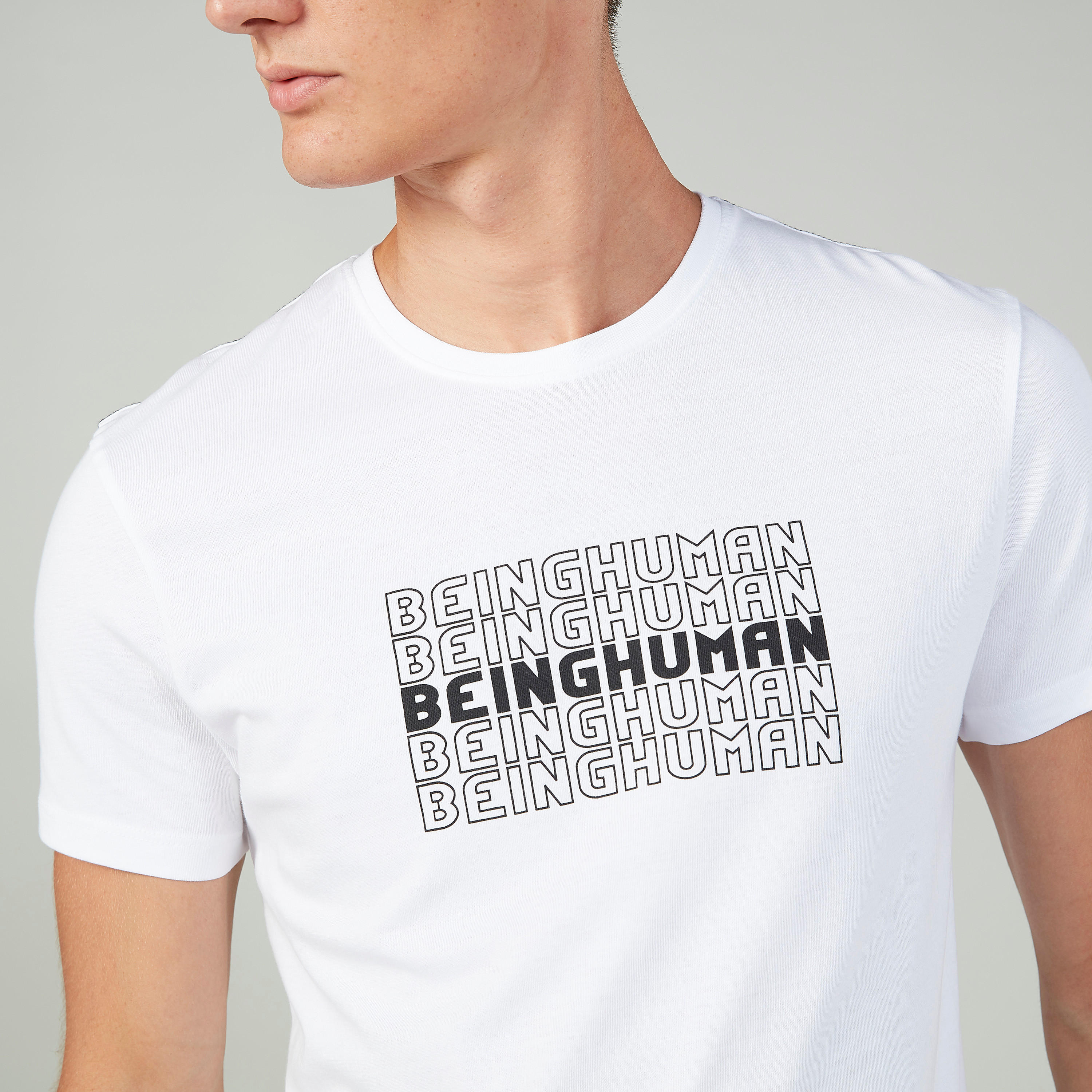 تيشيرت بياقة ضيّقة وأكمام قصيرة وطبعات بيينج هيومان-men-clothing-tshirtsandpolos-tshirts-image-3