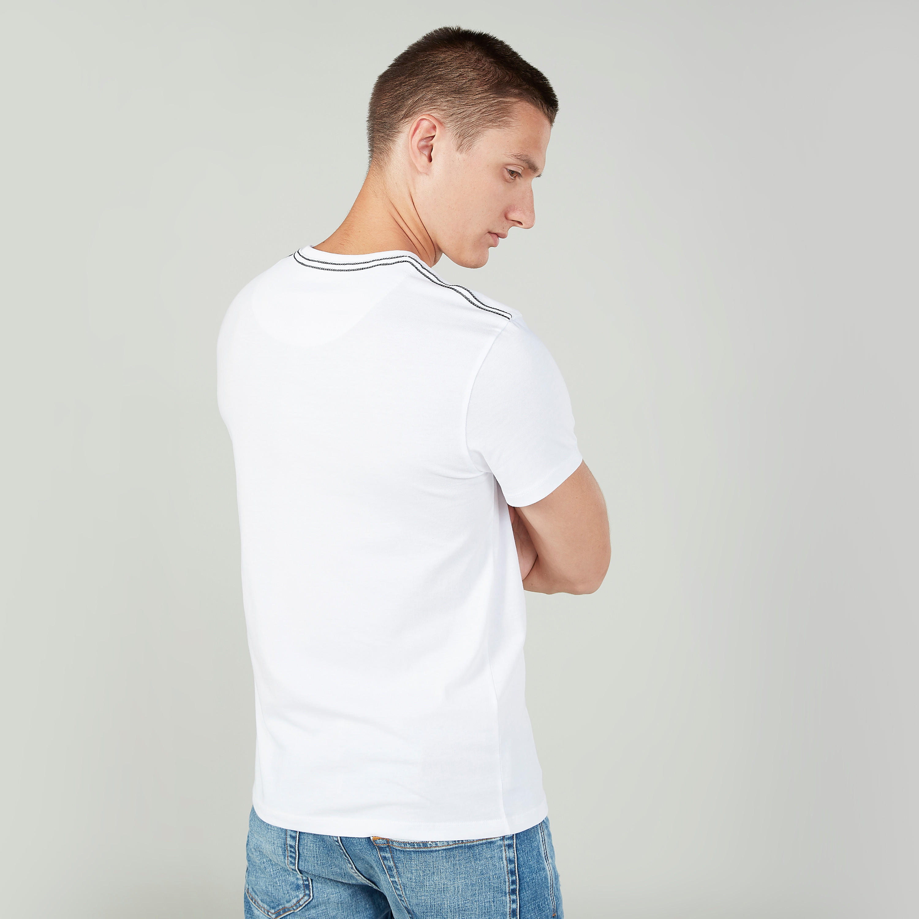 تيشيرت بياقة ضيّقة وأكمام قصيرة وطبعات بيينج هيومان-men-clothing-tshirtsandpolos-tshirts-image-4