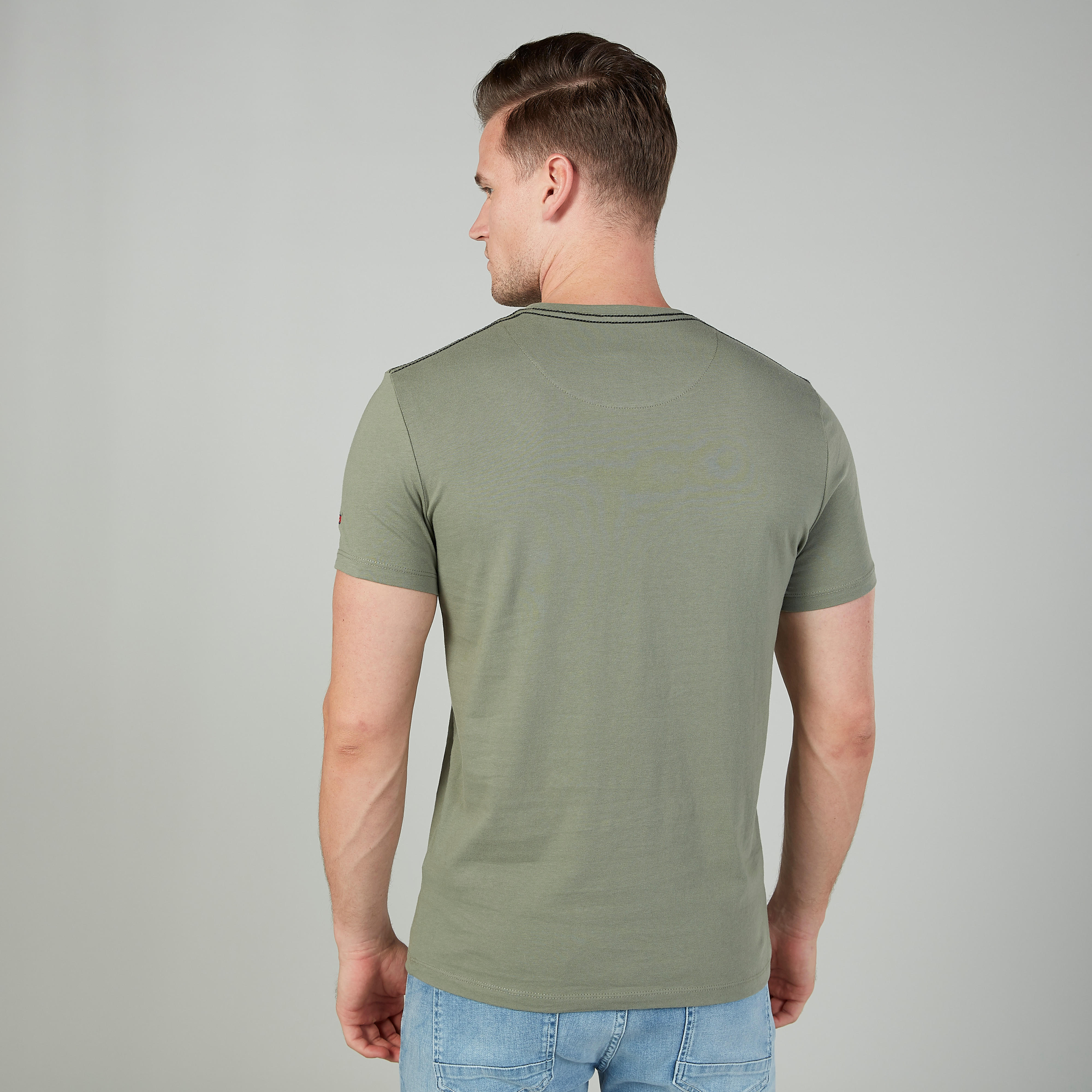 تيشيرت بياقة مستديرة وأكمام قصيرة وطبعات بيينج هيومان-men-clothing-tshirtsandpolos-tshirts-image-4